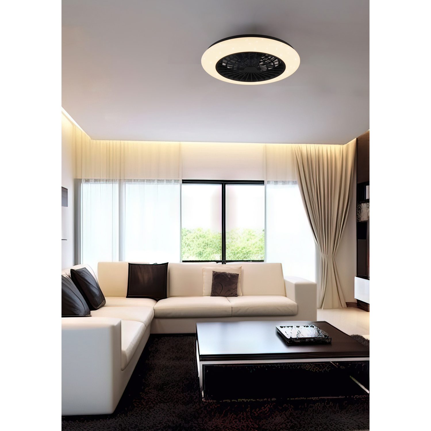 Un soggiorno con ventilatore a soffitto, divano bianco e tavolino scuro. Le tende sono visibili.