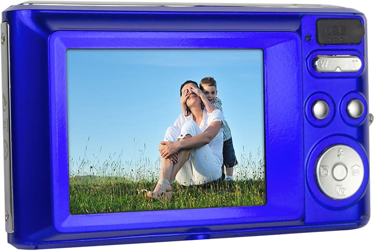 Der Bildschirm der blauen Digitalkamera zeigt Mutter und Kind, Kind bedeckt Augen.