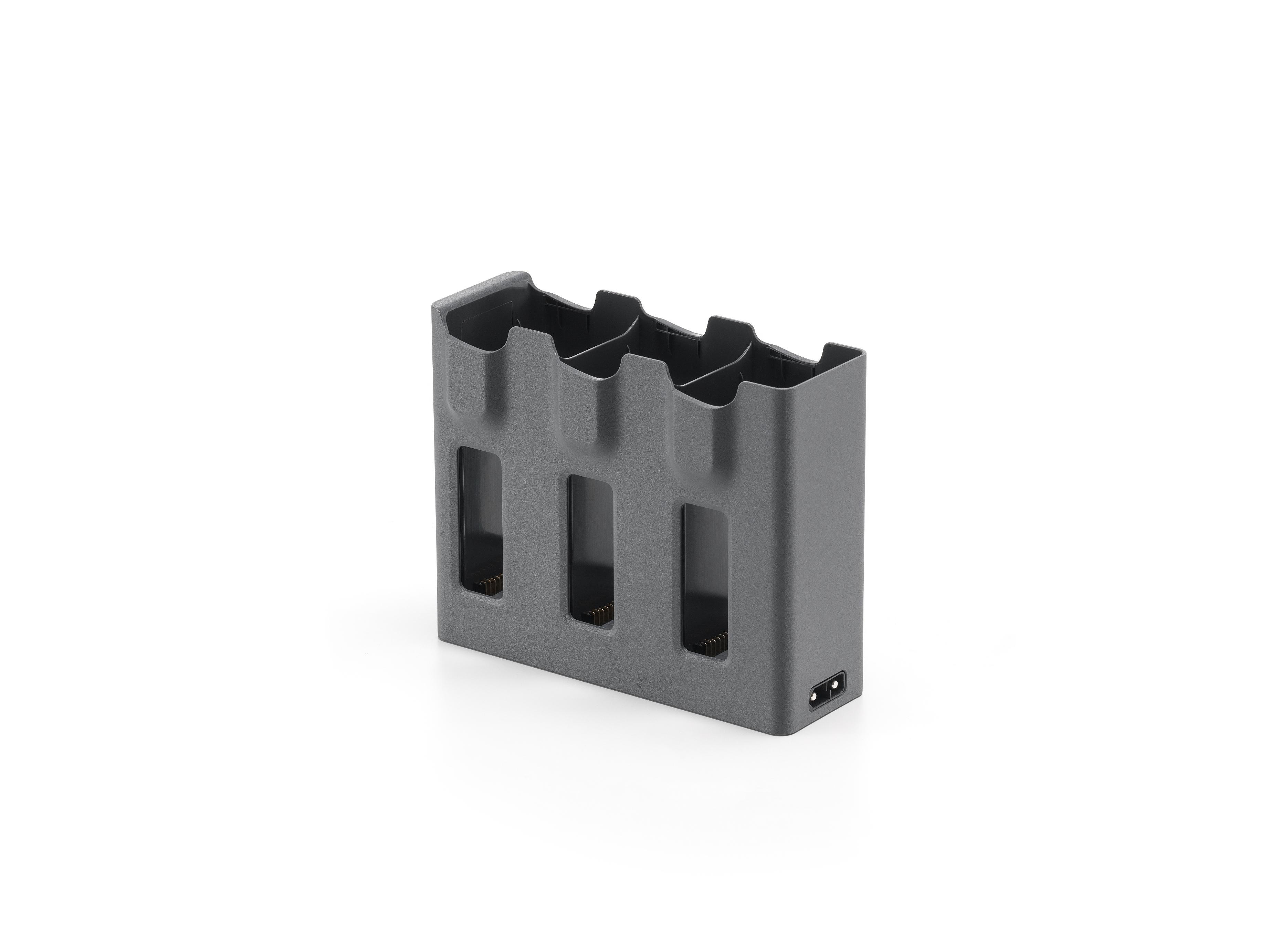 Grauer Ladehub für drei Batterien, schräge Ansicht, auf weißem Hintergrund.