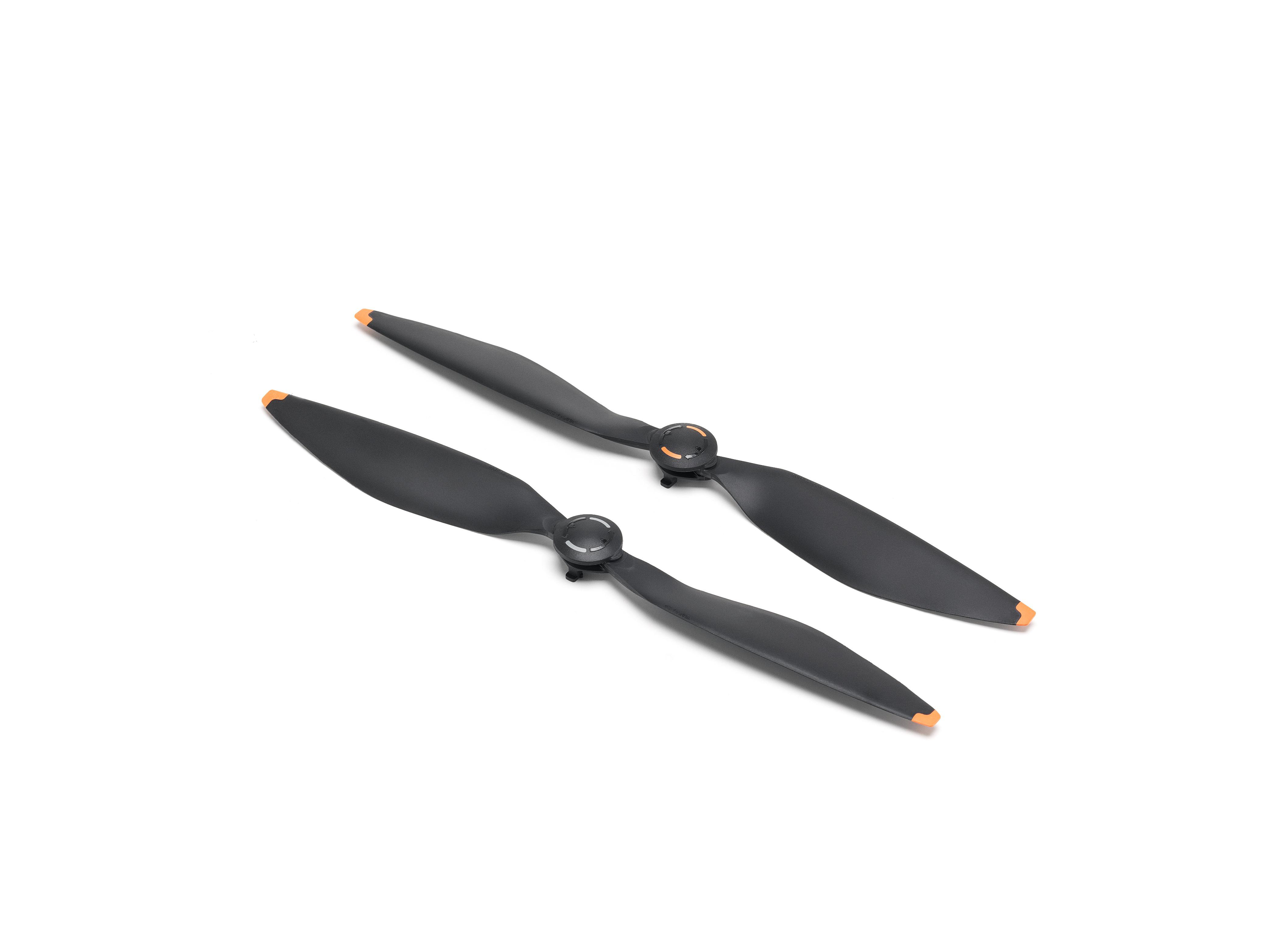 Zwei schwarze Drohnenpropeller mit orangenen Spitzen, auf weißem Hintergrund.