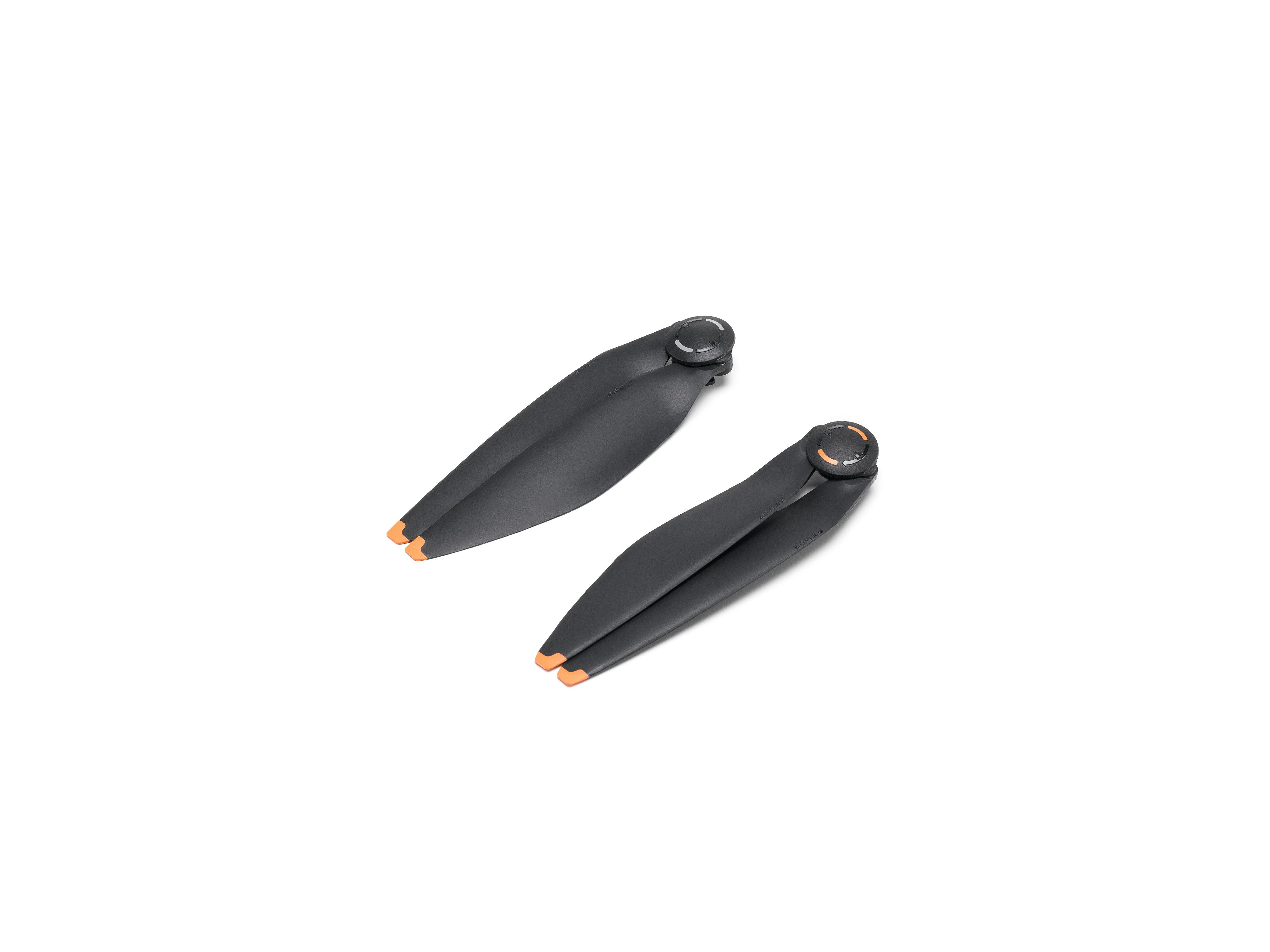 Zwei schwarze Drohnenpropeller mit orangenen Spitzen, abgewinkelt, auf weißem Hintergrund.
