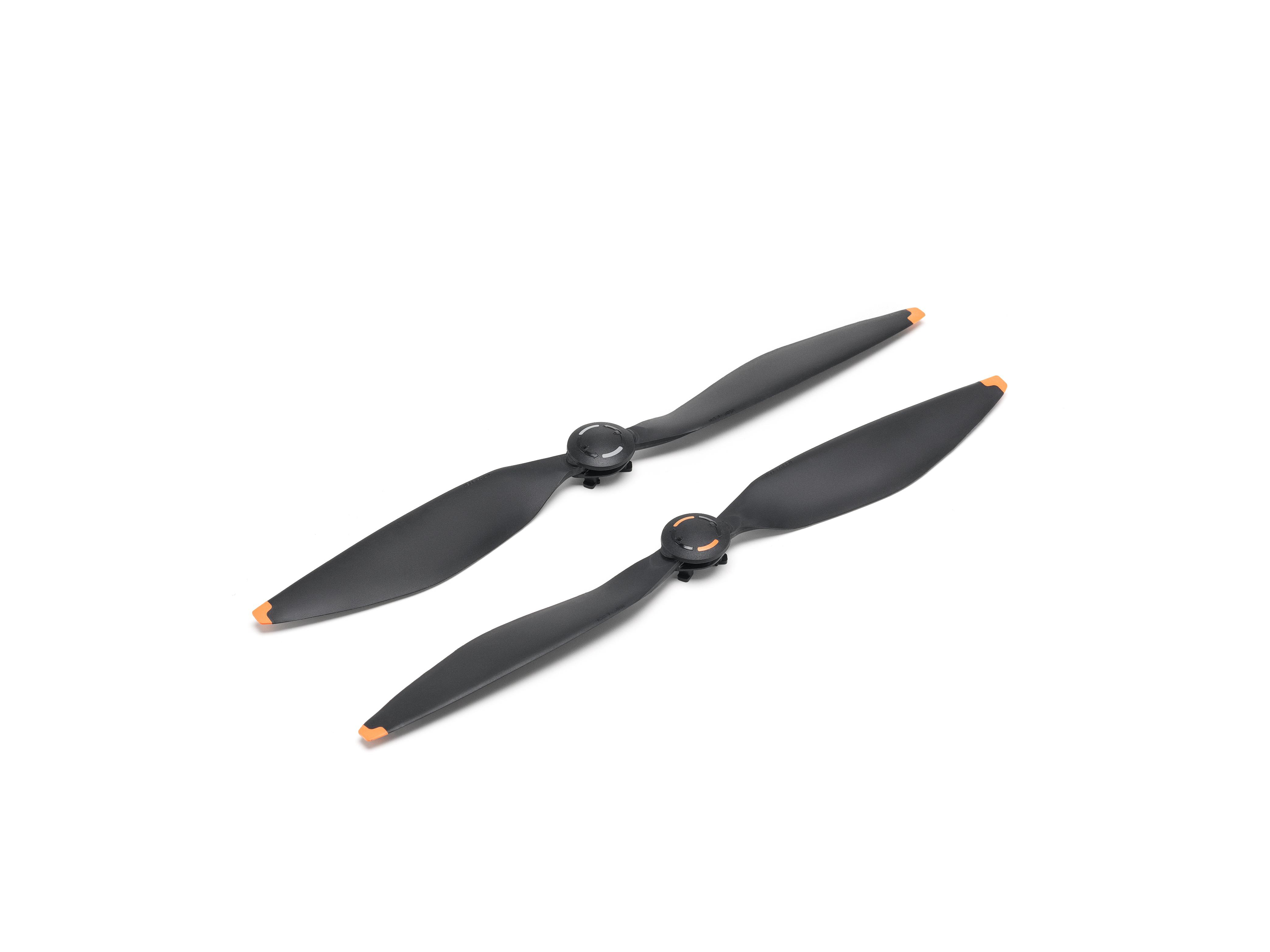 Zwei schwarze Drohnenpropeller mit orangenen Spitzen, schräge Ansicht, auf weißem Hintergrund.