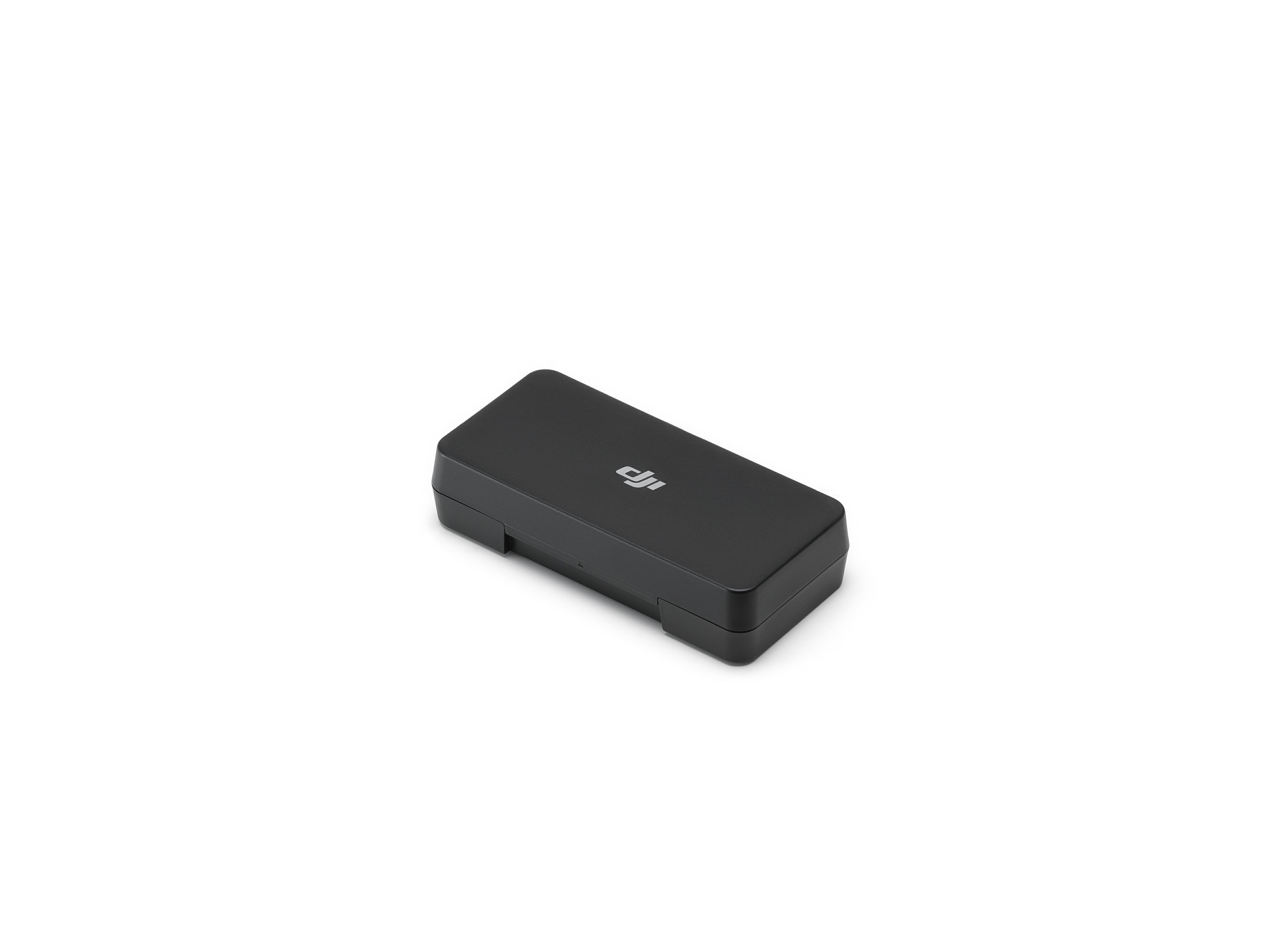 Ein geschlossenes schwarzes Etui mit dem DJI-Logo darauf. Das Etui ist rechteckig.