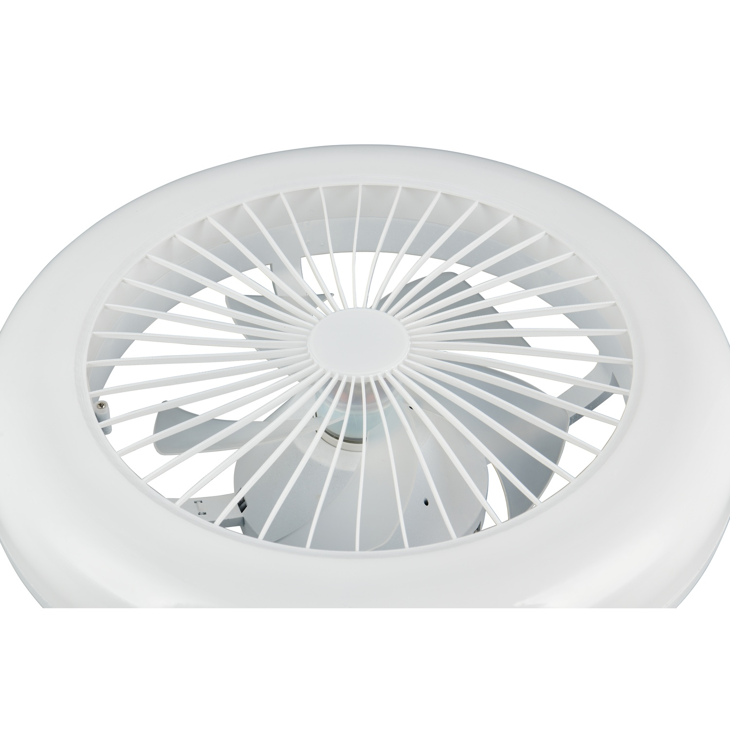 Primo piano di un ventilatore da soffitto bianco con pale bianche e una griglia protettiva bianca.