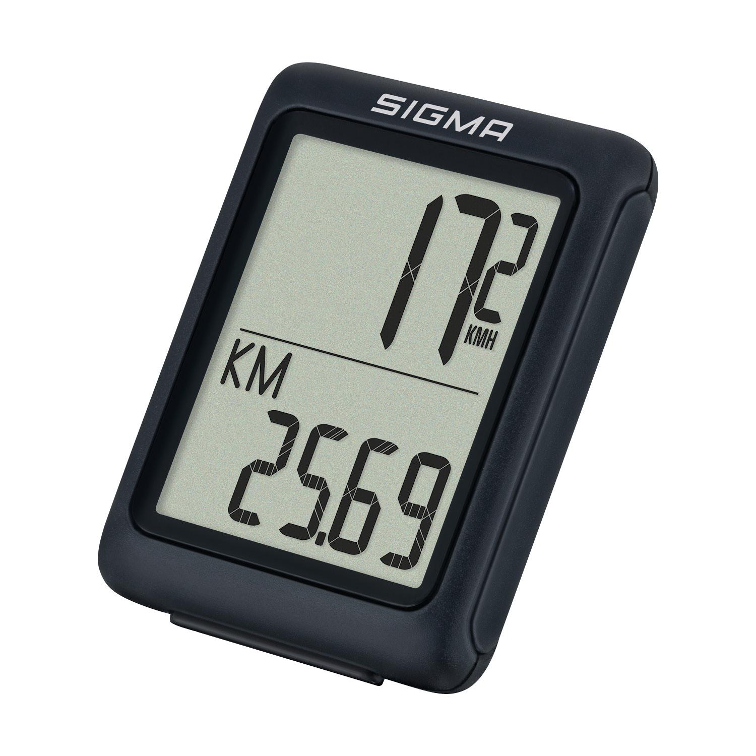 Schwarzer Fahrradcomputer schräg, zeigt Geschwindigkeit und Entfernung. Sigma-Markenname sichtbar.