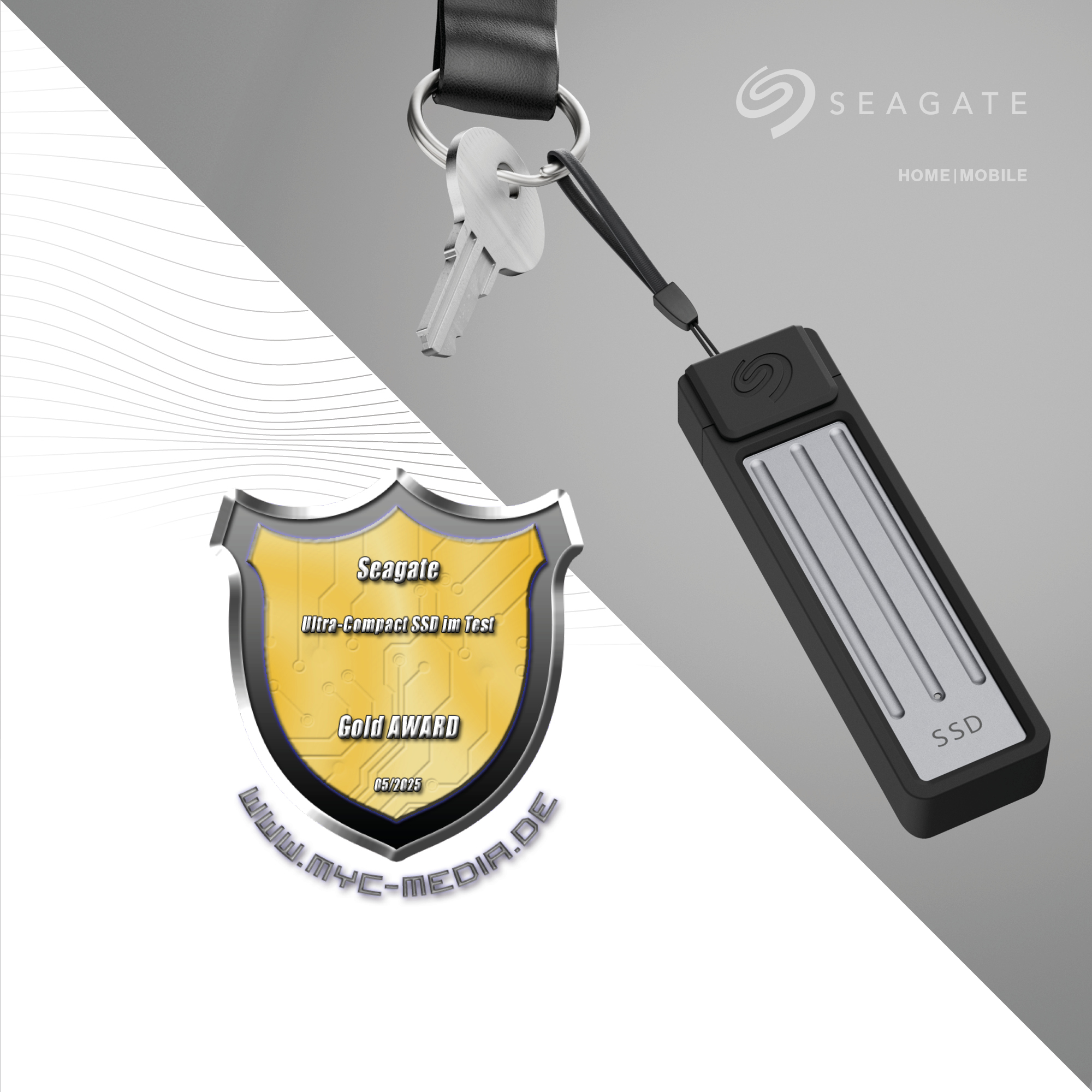 Ein Seagate SSD-Laufwerk mit Schlüsseln an einem Schlüsselanhänger. Im Hintergrund befindet sich eine Goldauszeichnung.