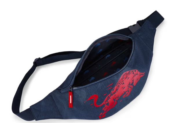 Geöffnete marineblaue Bauchtasche mit rotem Red Bull Logo.