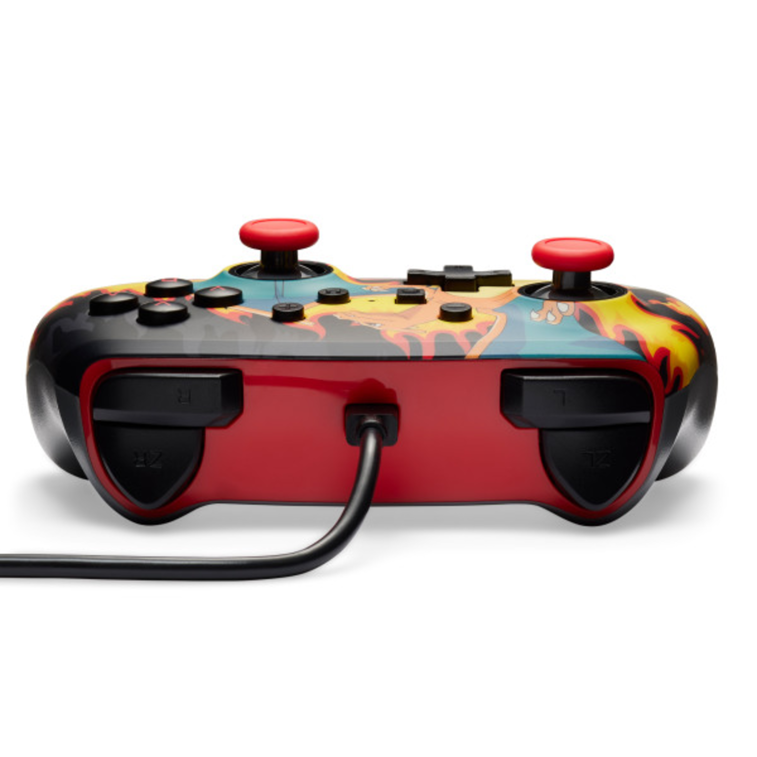 De onderkant van een zwarte controller met rode accenten en een kabel, tegen een witte achtergrond.