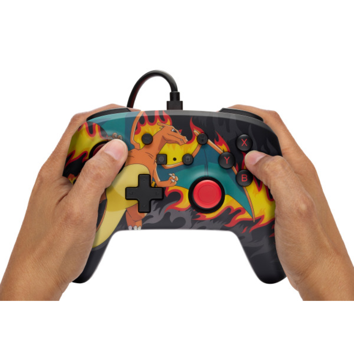 Handen die een zwarte controller met een Charizard-ontwerp vasthouden, witte achtergrond.
