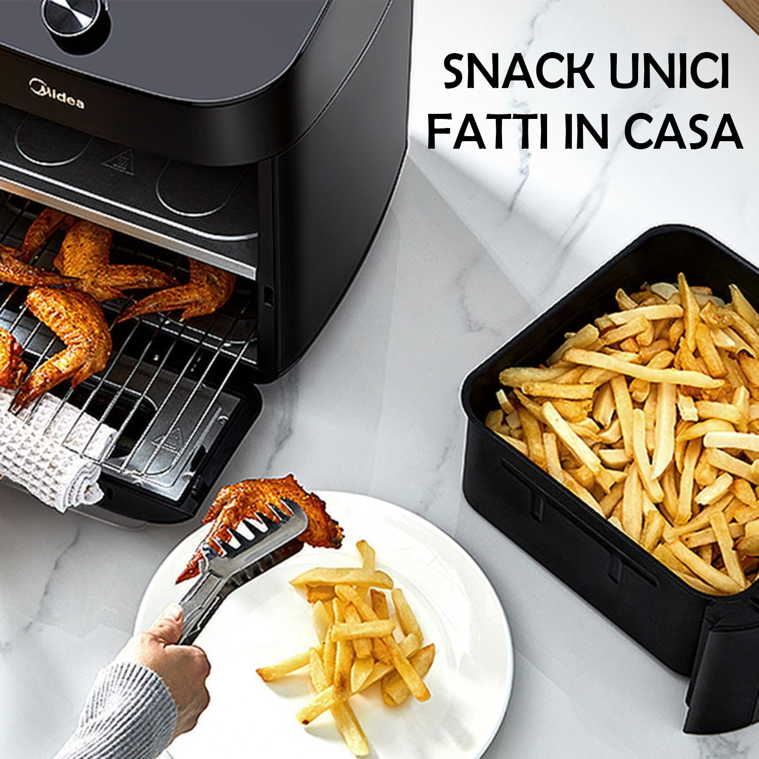 Ali di pollo fritte vengono impiattate da una friggitrice ad aria, con patatine fritte e un piatto bianco.