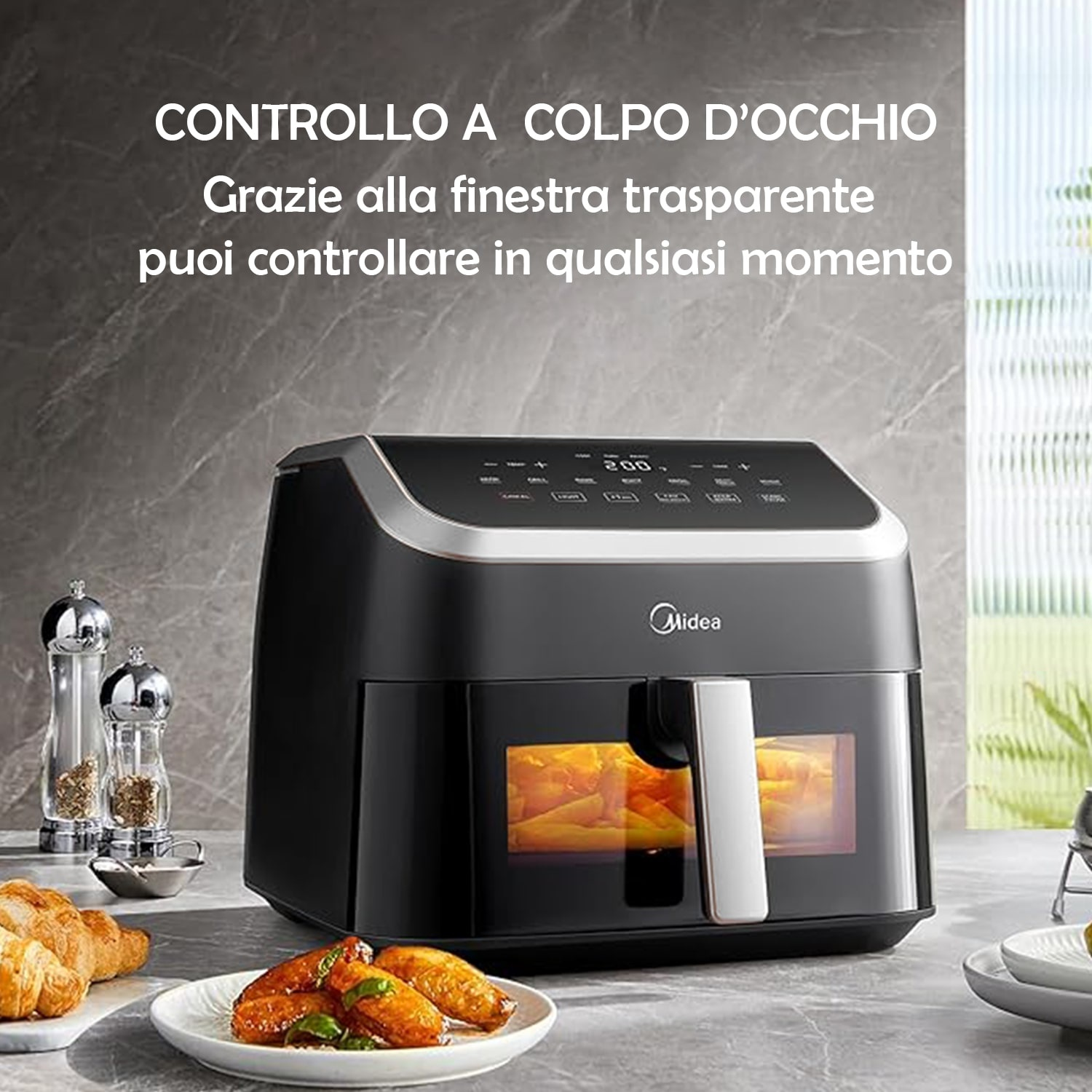 Friggitrice ad aria con cibo su un piatto. Il cibo è visibile attraverso la finestra.