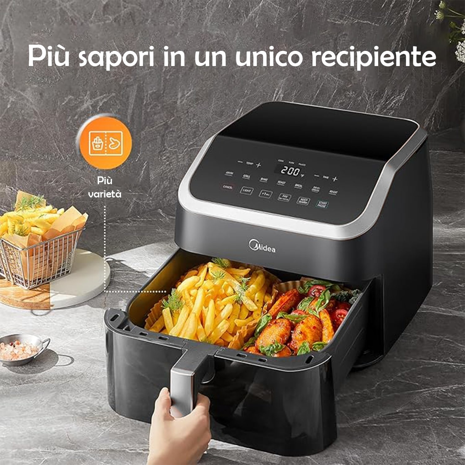 Friggitrice ad aria con un cestello pieno di cibo e una mano che lo tiene.
