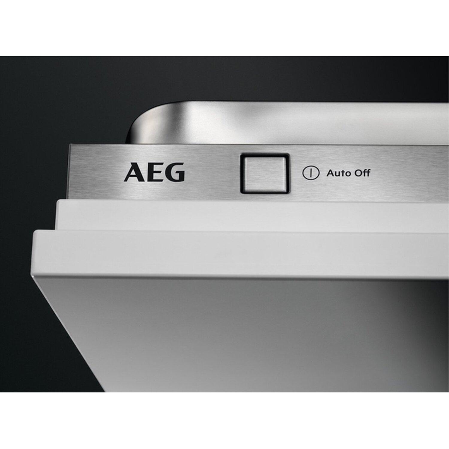 Close-up van een bedieningspaneel van een AEG-apparaat. Met AEG-logo en een automatische uitschakelknop.
