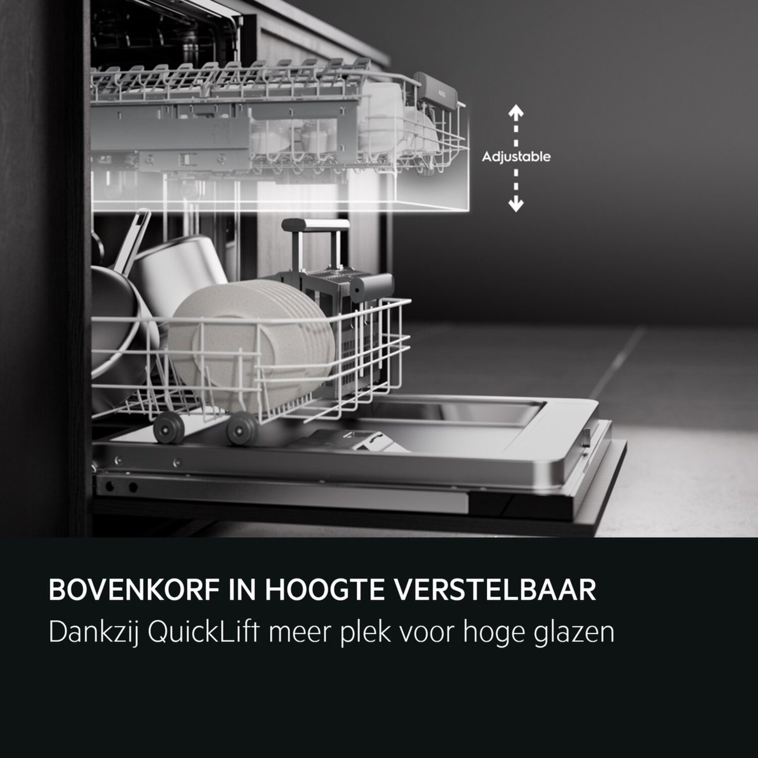 Binnenkant van een vaatwasser met vaat en tekst over hoogteverstelling.