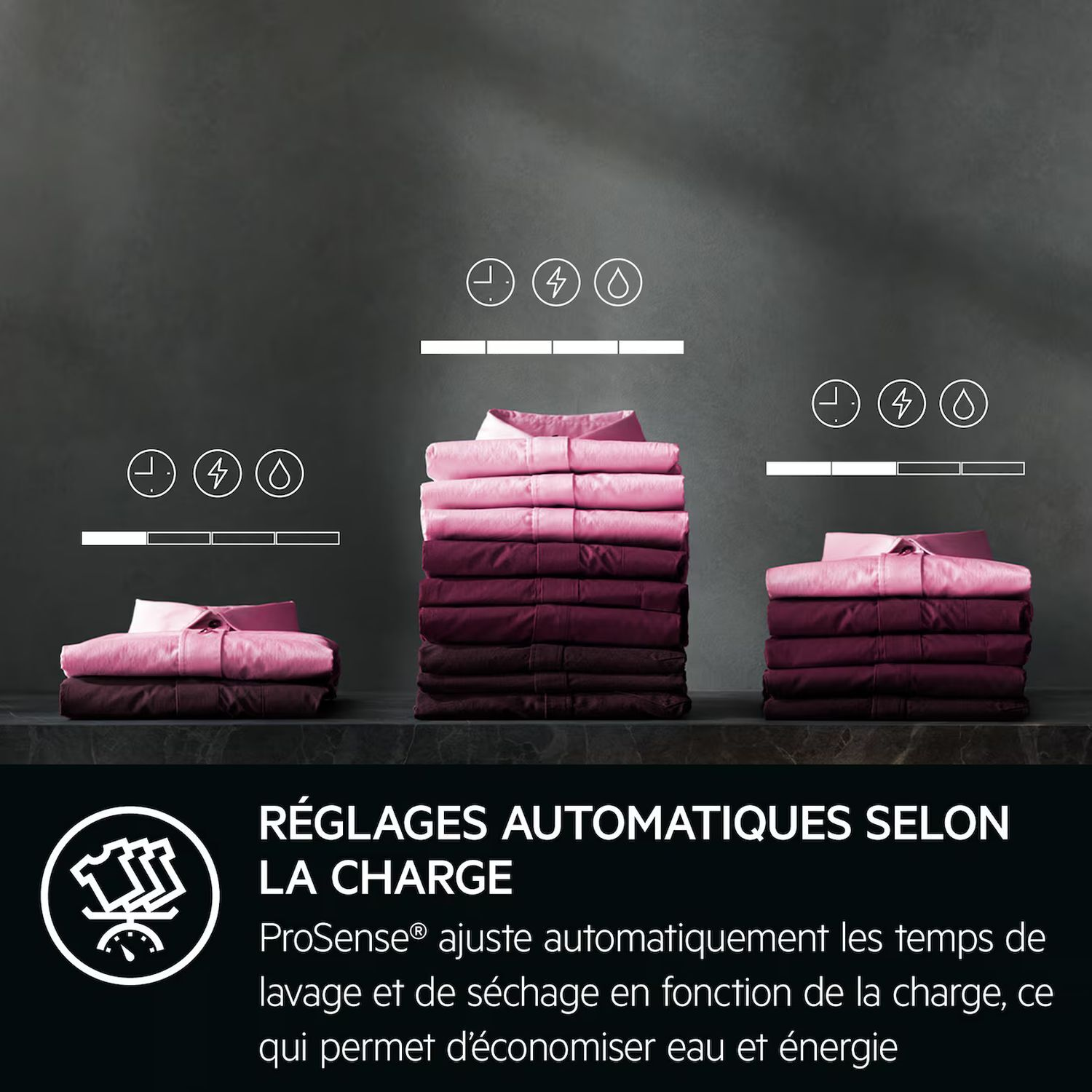 Piles de chemises roses. Icônes de gouttes d'eau, temps et lavage économe en énergie.