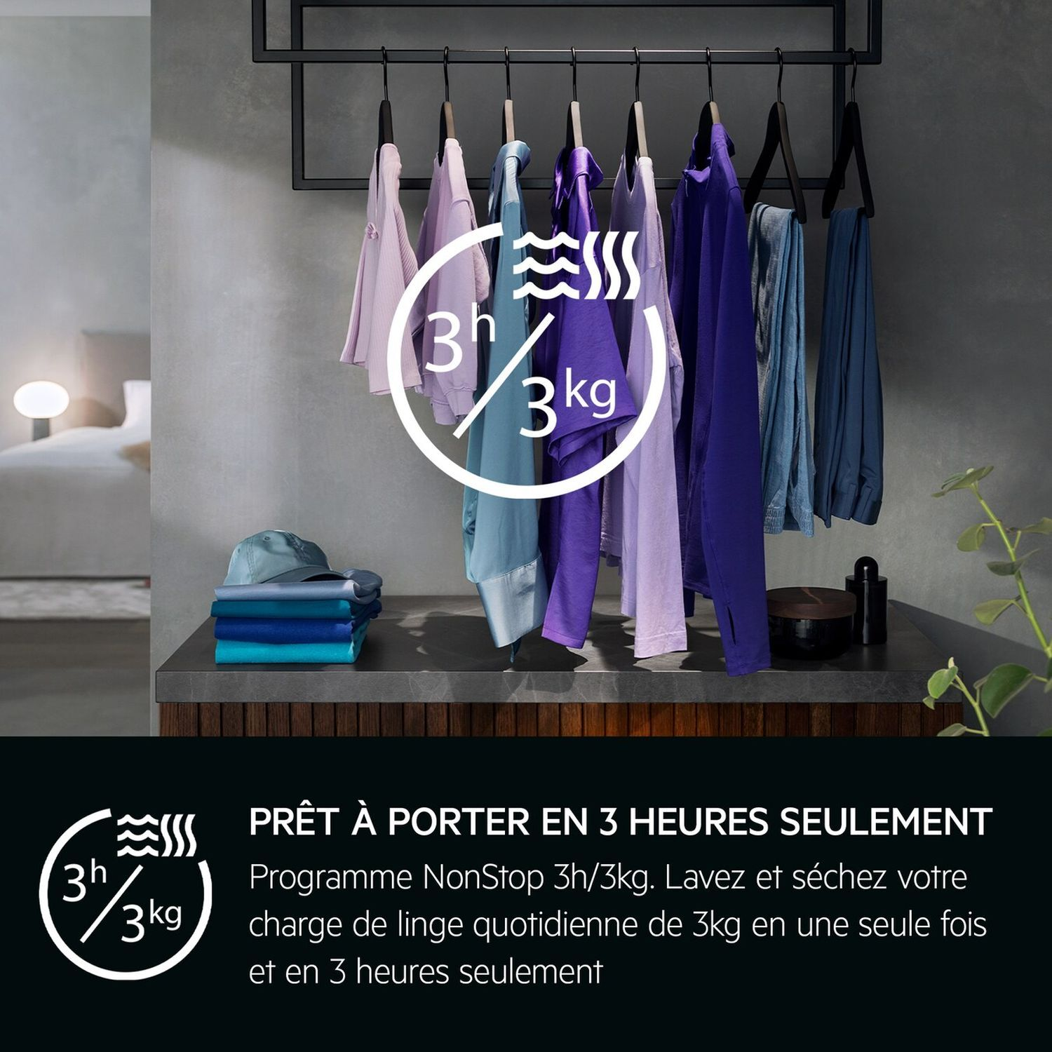 Vêtements suspendus. Icônes pour 3h/3kg. Vêtements bleus et violets sur cintres, chambre en arrière-plan.