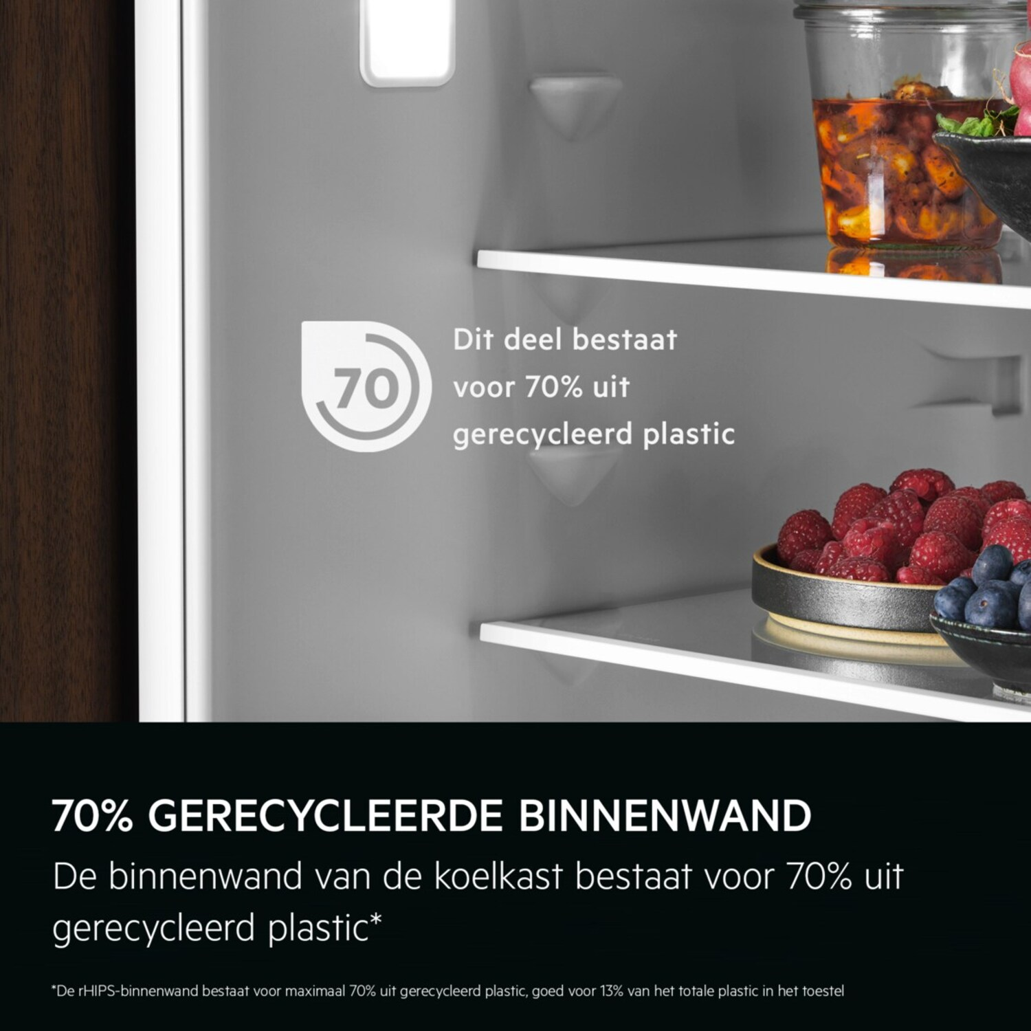 In een koelkast staat de tekst '70% gerecyclede binnenwand'. De afbeelding toont frambozen en bosbessen.