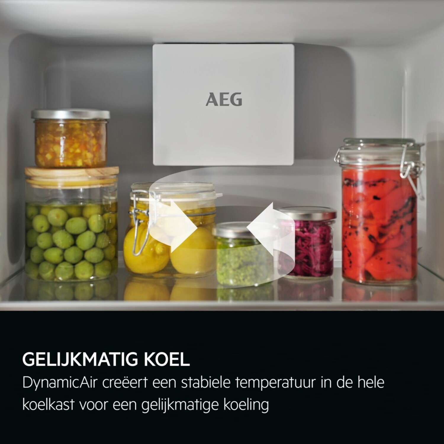 In een koelkast staan potten met voedsel gerangschikt met een wit AEG-paneel. Pijlen suggereren luchtcirculatie.