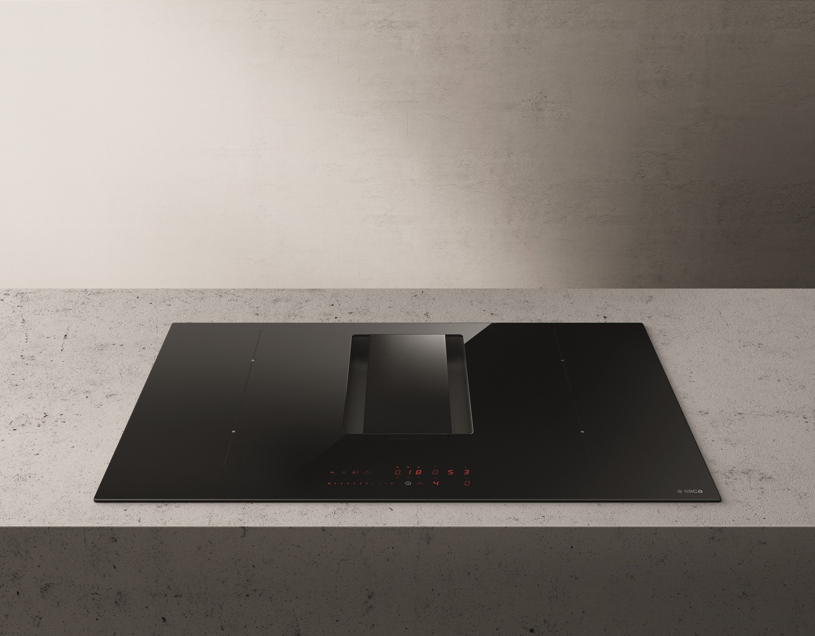 Czarna płyta grzewcza z okapem, na jasnej powierzchni. Wyświetlacz cyfrowy pokazuje liczby. Nowoczesny design.