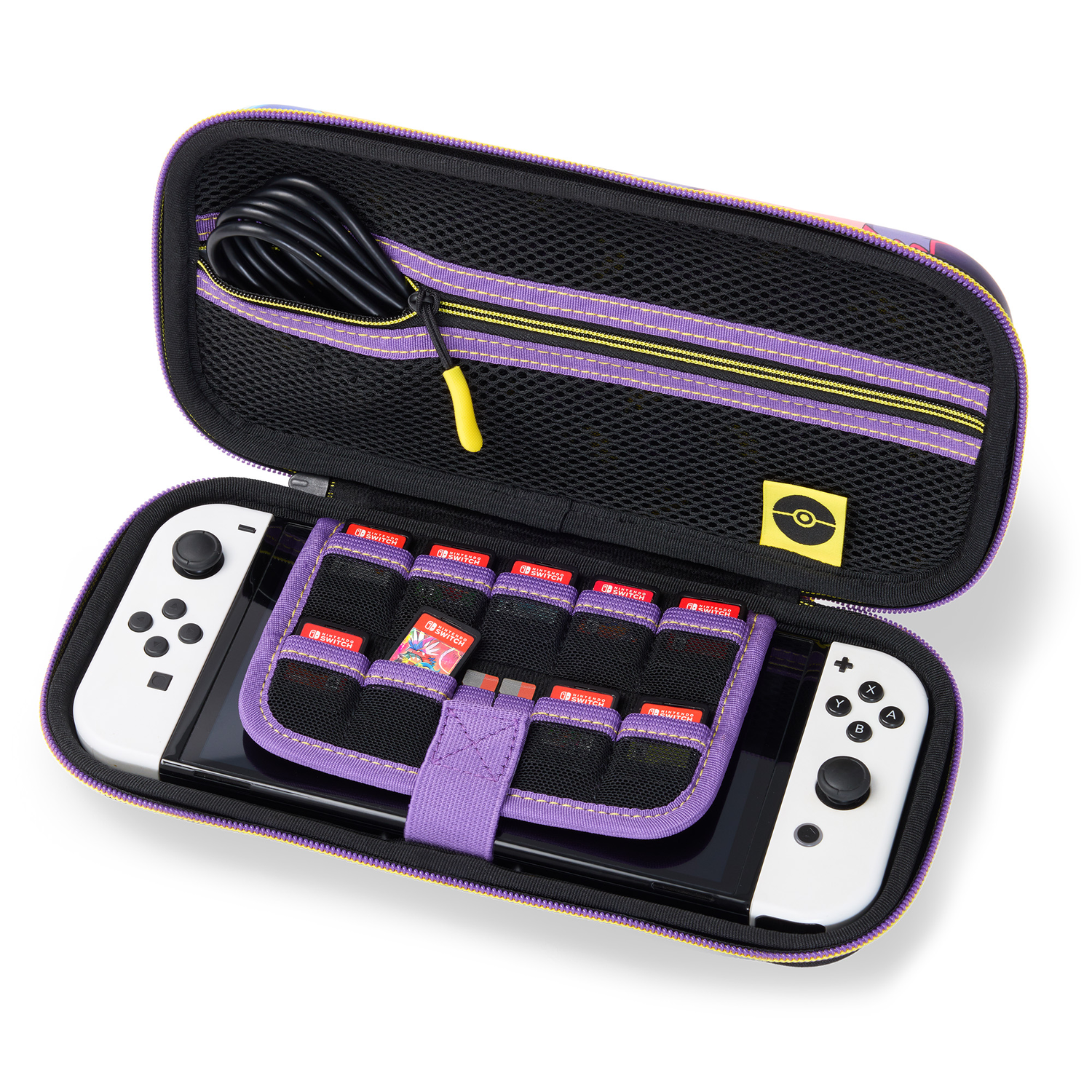 Open Pokemon Switch-hoes met witte controllers, zwart Switch-scherm, gamecartridges en een zwarte kabel.