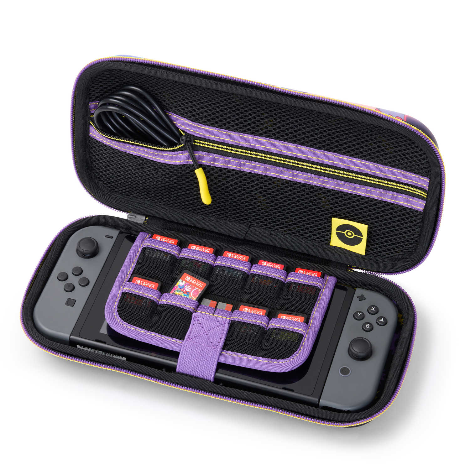 Open Pokemon Switch-hoes met grijze controllers, zwart Switch-scherm, gamecartridges en een zwarte kabel.
