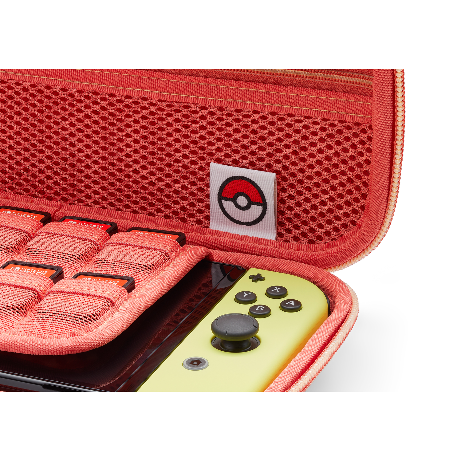 Close-up van de binnenkant van de Switch case, met game cartridges en controller.