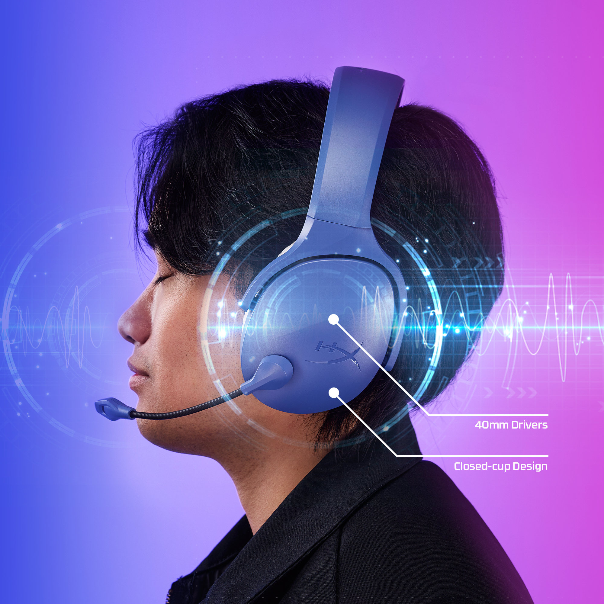 Mann mit blauem Headset und Mikrofon. Merkmale: 40-mm-Treiber und geschlossenes Design.