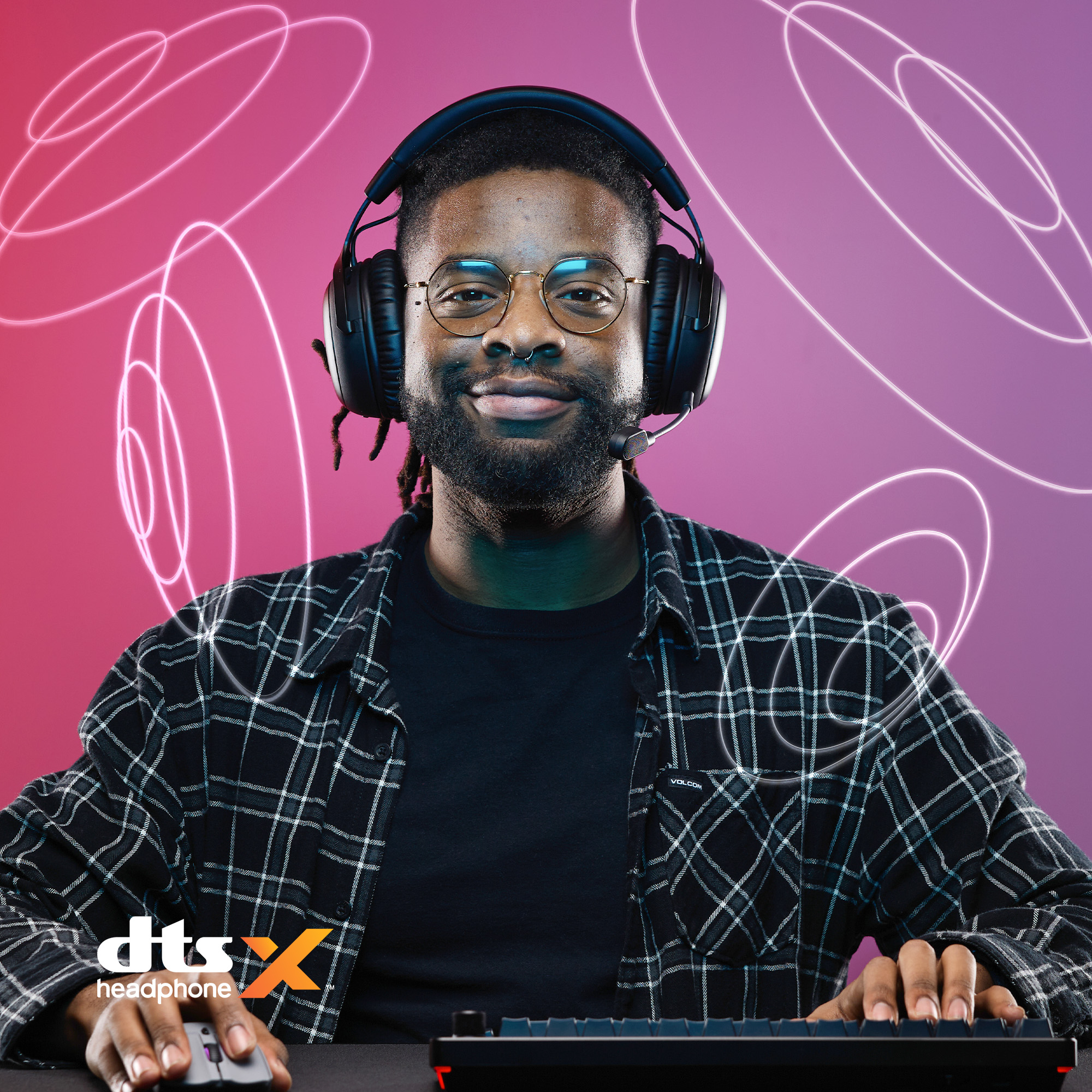 Mann mit Headset beim Spielen. Mit DTS Headphone:X.