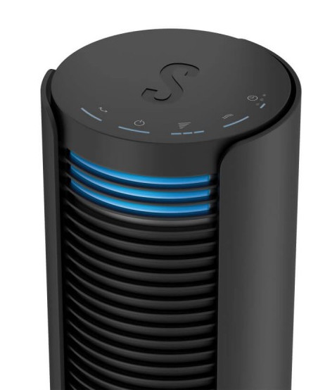 Zbliżenie czarnego wentylatora wieżowego. Na górze znajdują się niebieskie światła i logo.