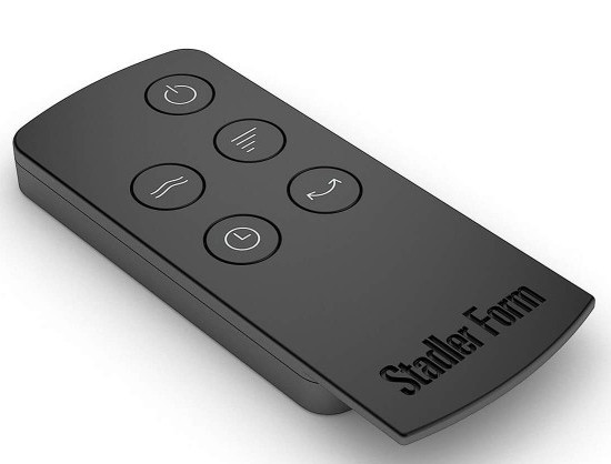 Czarny pilot z przyciskami. Nadrukowano na nim markę Stadler Form.