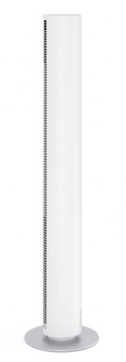 Wysoki biały oczyszczacz powietrza z pionowymi otworami wentylacyjnymi. Ma okrągłą podstawę.