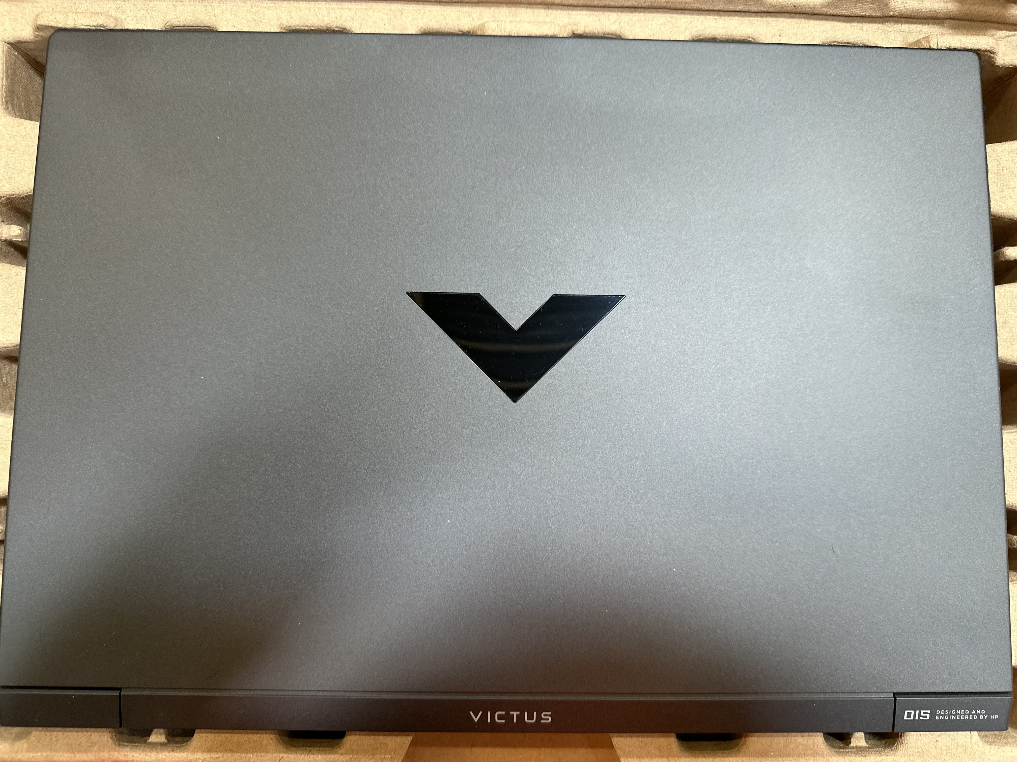 Górna część szarego laptopa z logo VICTUS.