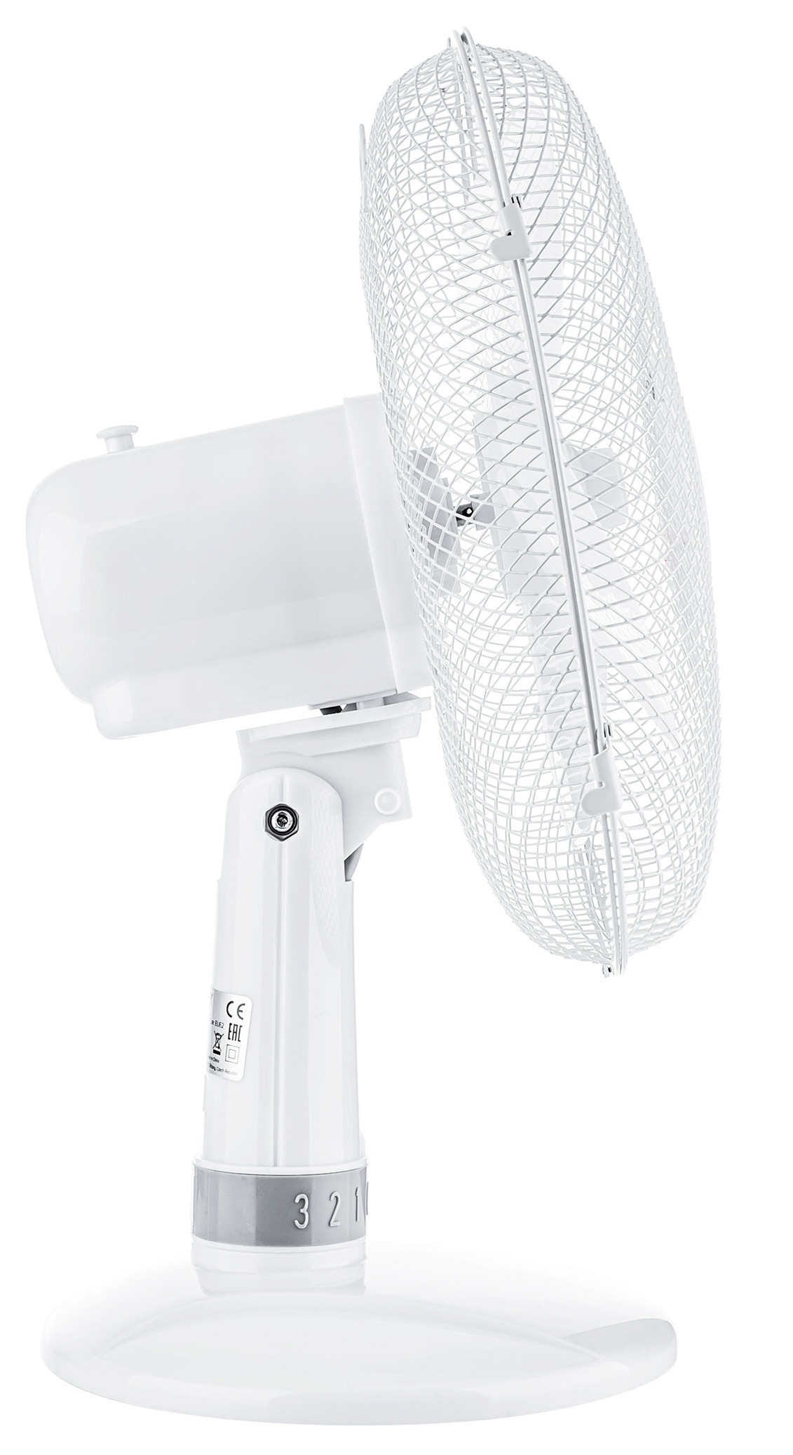 Biały wentylator elektryczny z osłoną z siatki i podstawą z trzema prędkościami.
