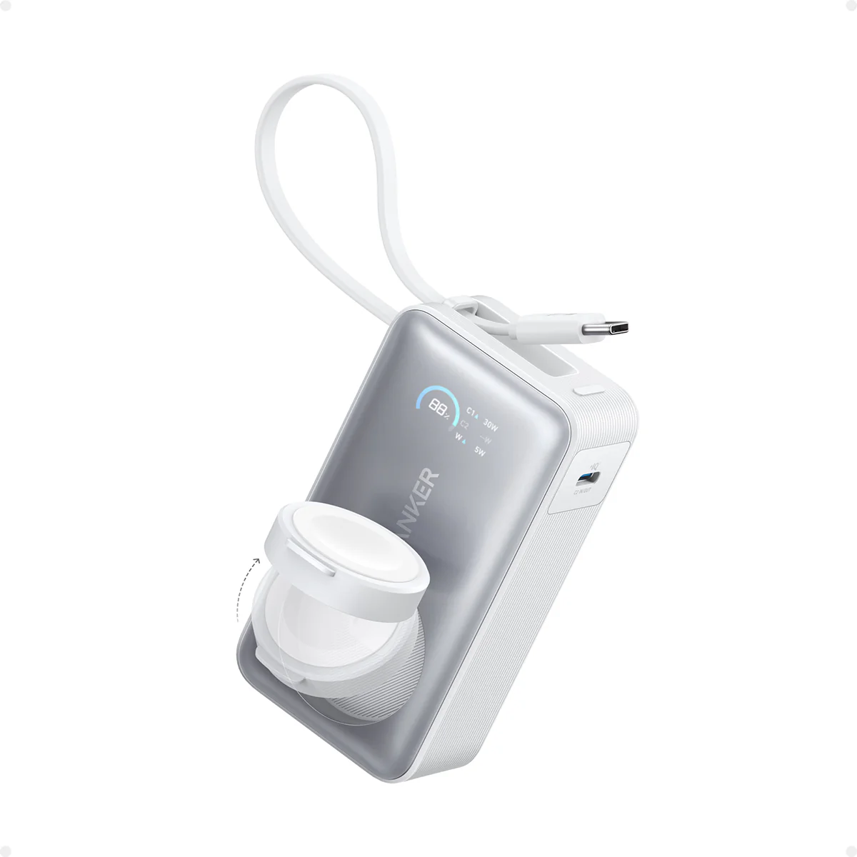 Beyaz şarj kablosu ve saat şarj pedi ile gümüş ve beyaz bir Anker powerbank.