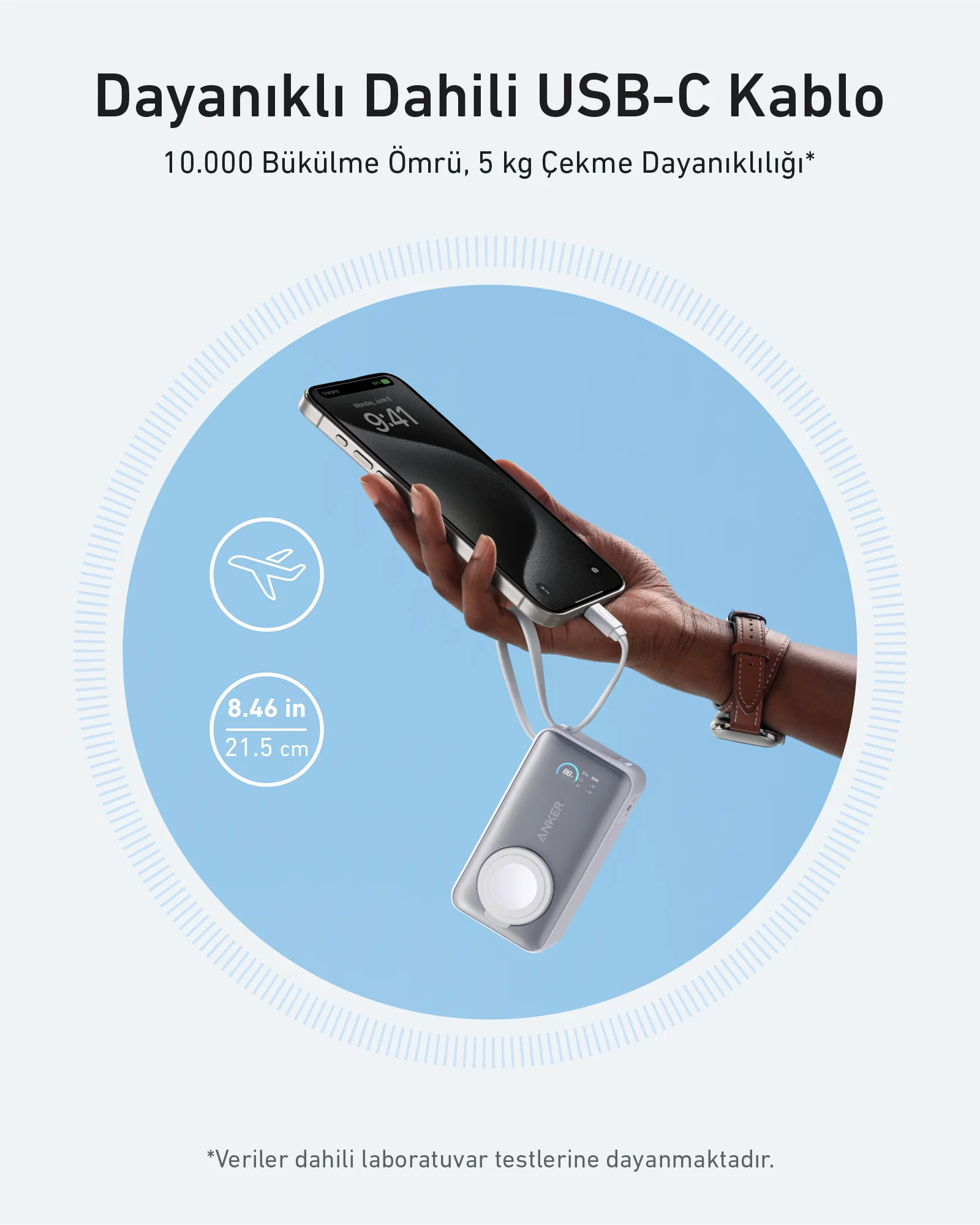 Bir kablo ile bir telefona bağlı Anker powerbank. Cihazı mavi bir daire çevreler.