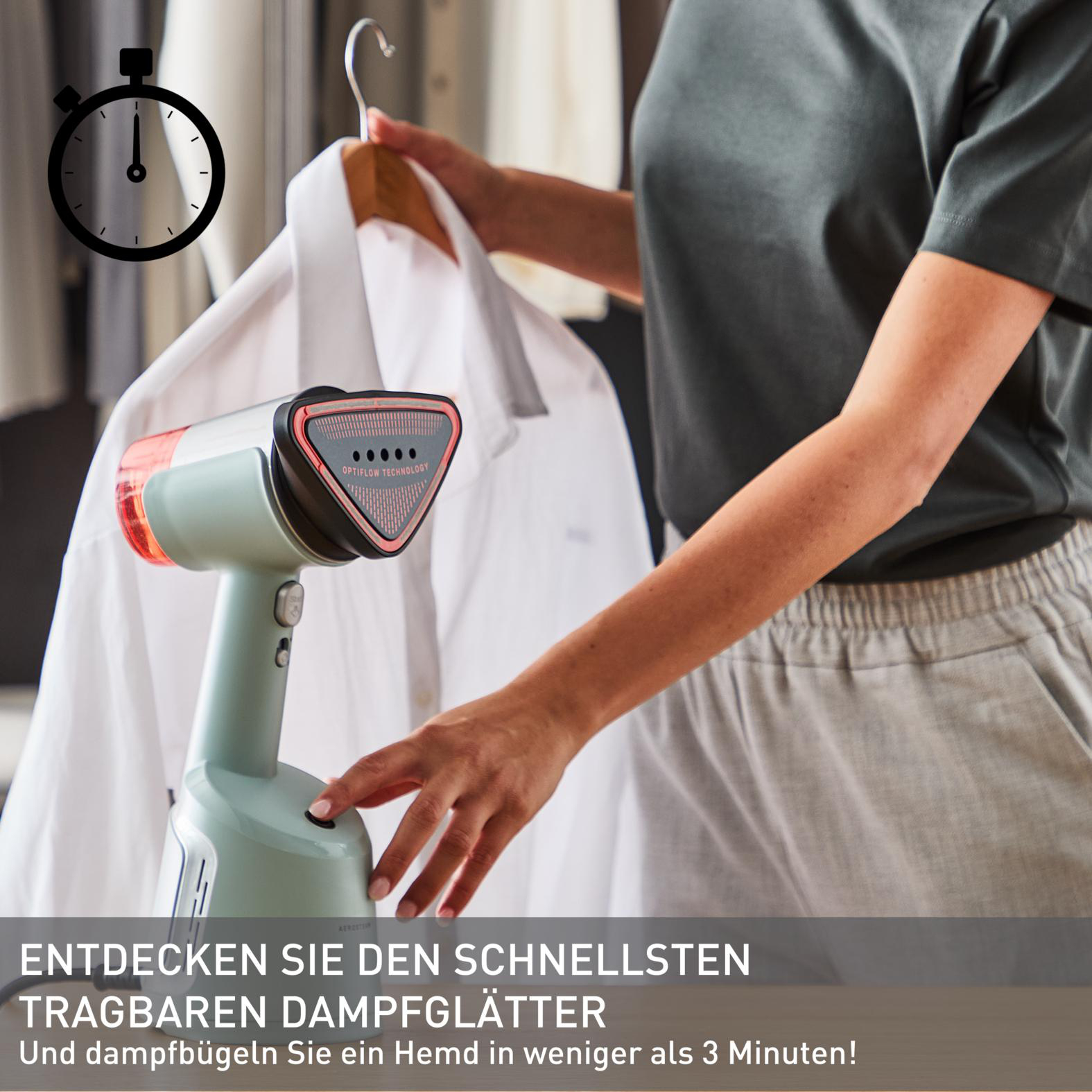 Eine Person, die einen Steamer für ein Hemd verwendet, das an einem Gestell hängt, mit einem Timer.