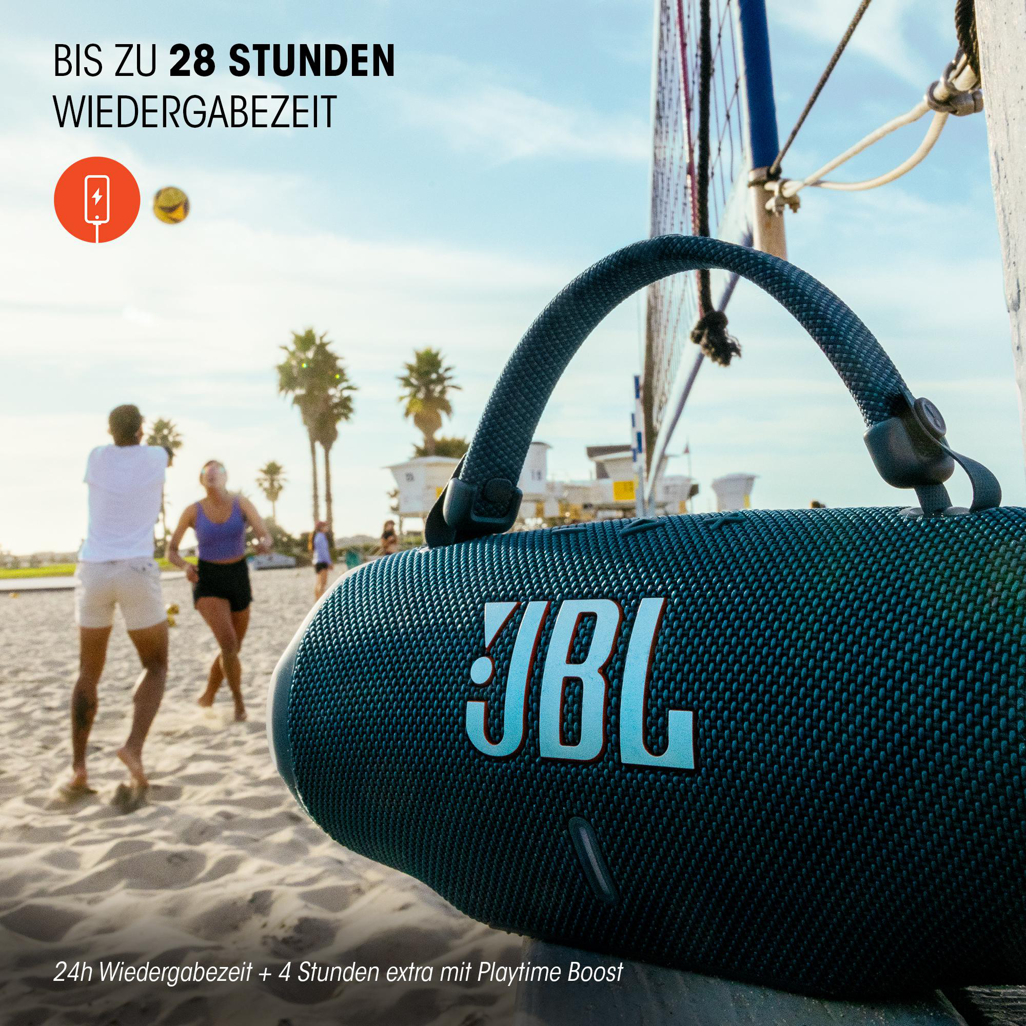 Strandszene mit JBL-Lautsprecher. Zwei Personen laufen. Text: "Bis zu 28 Stunden Spielzeit".