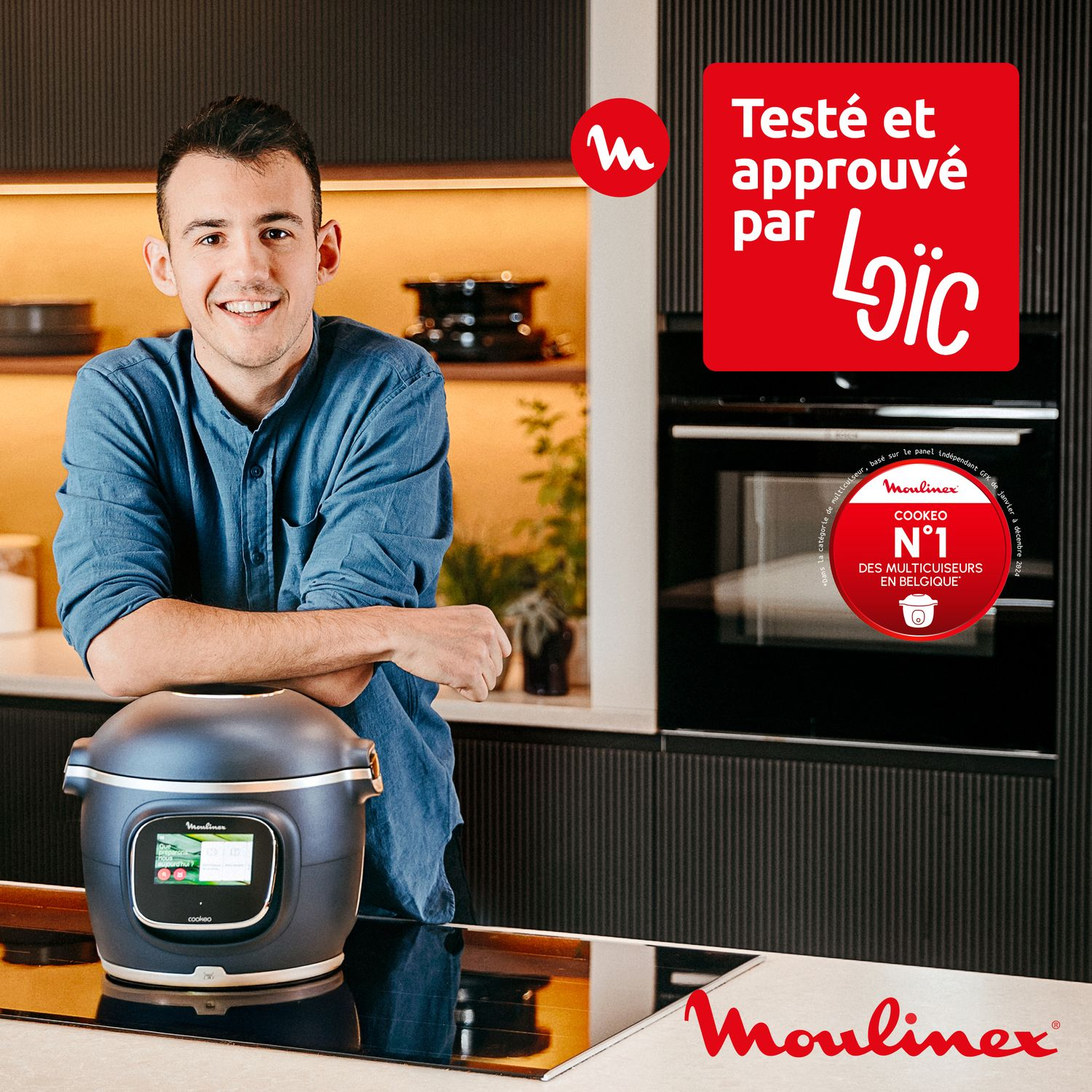 Un homme sourit à côté d'un appareil Moulinex bleu dans une cuisine. Un logo et du texte sont au-dessus.