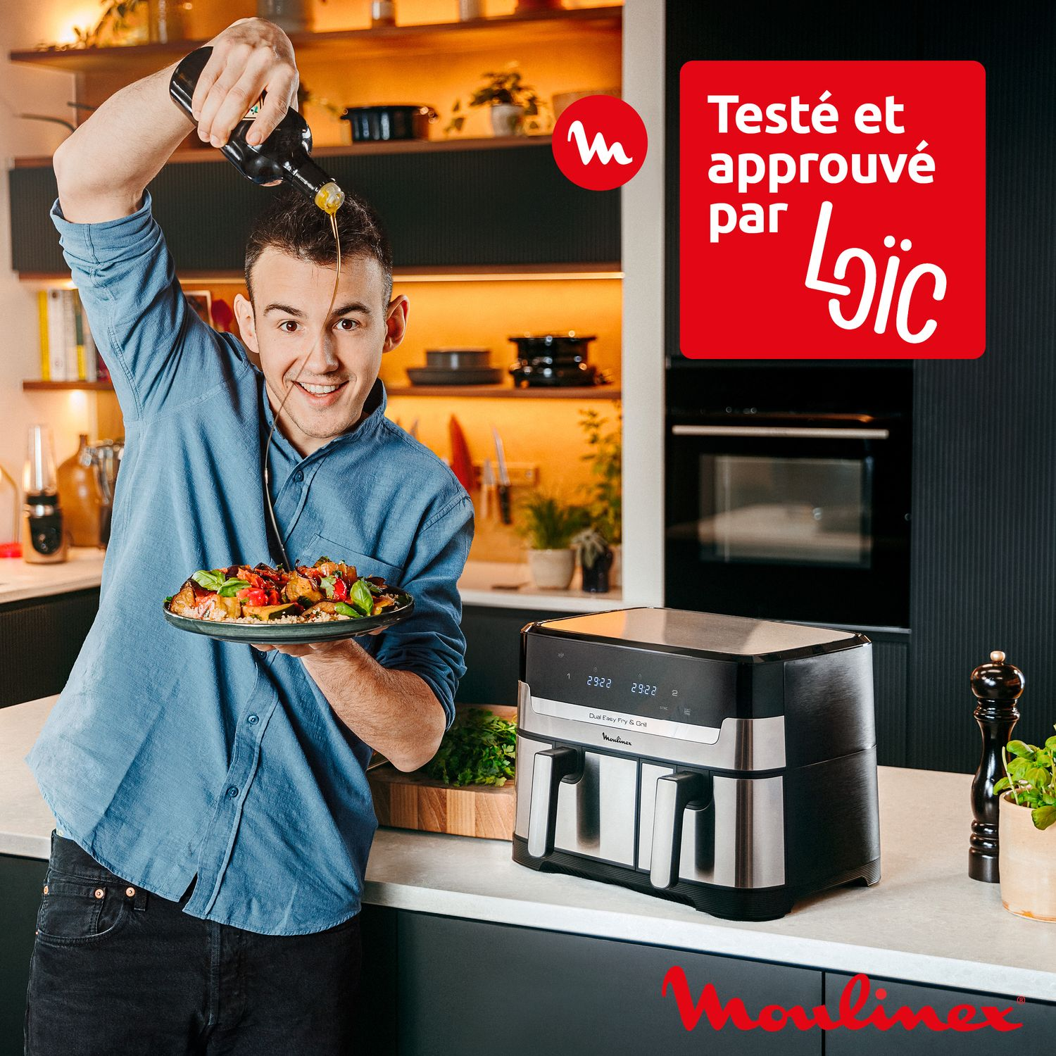 Homme versant de l'huile sur de la nourriture. Friteuse à air en arrière-plan, logo rouge à droite.