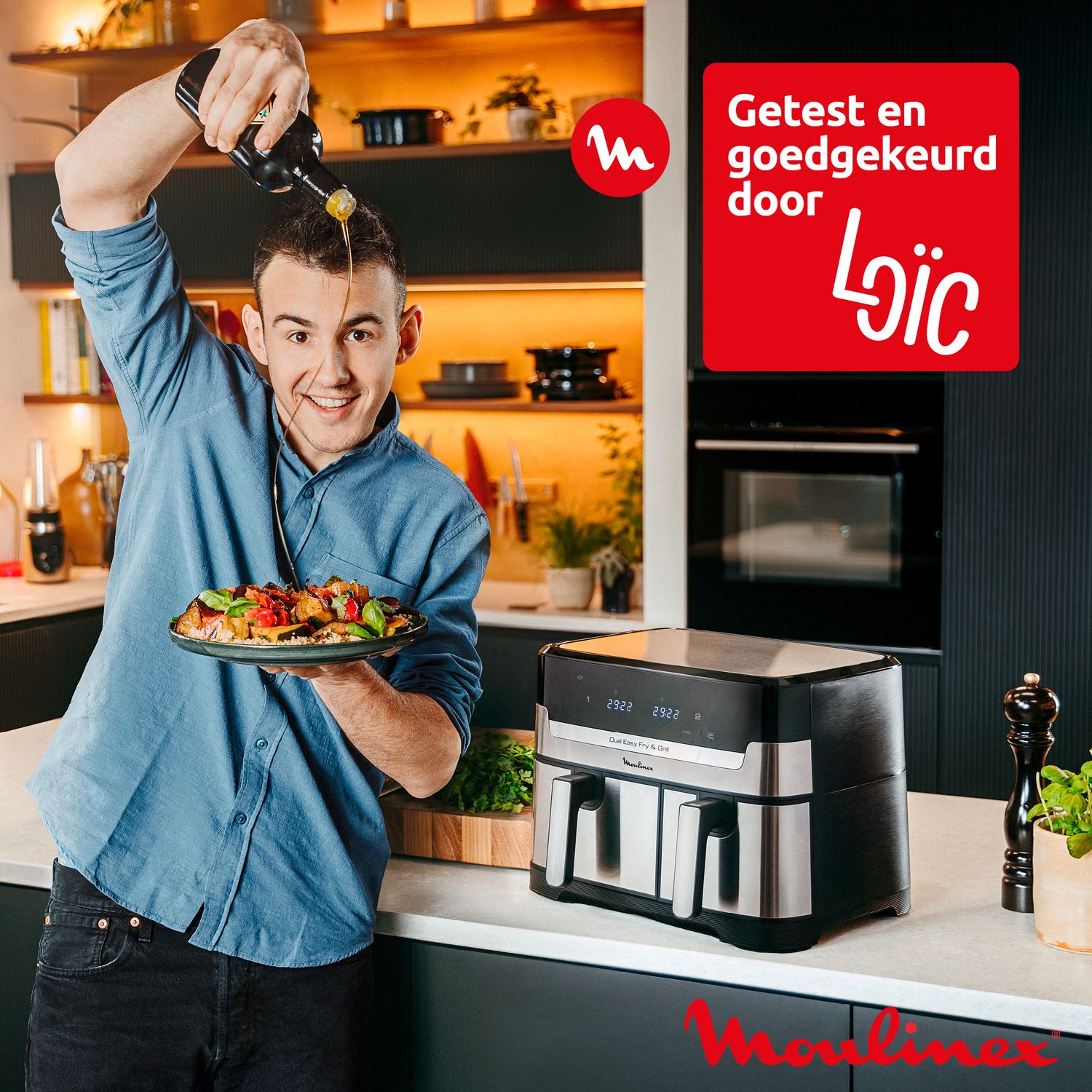 Man giet olie over voedsel. Heteluchtfriteuse op de achtergrond, rood logo rechts.