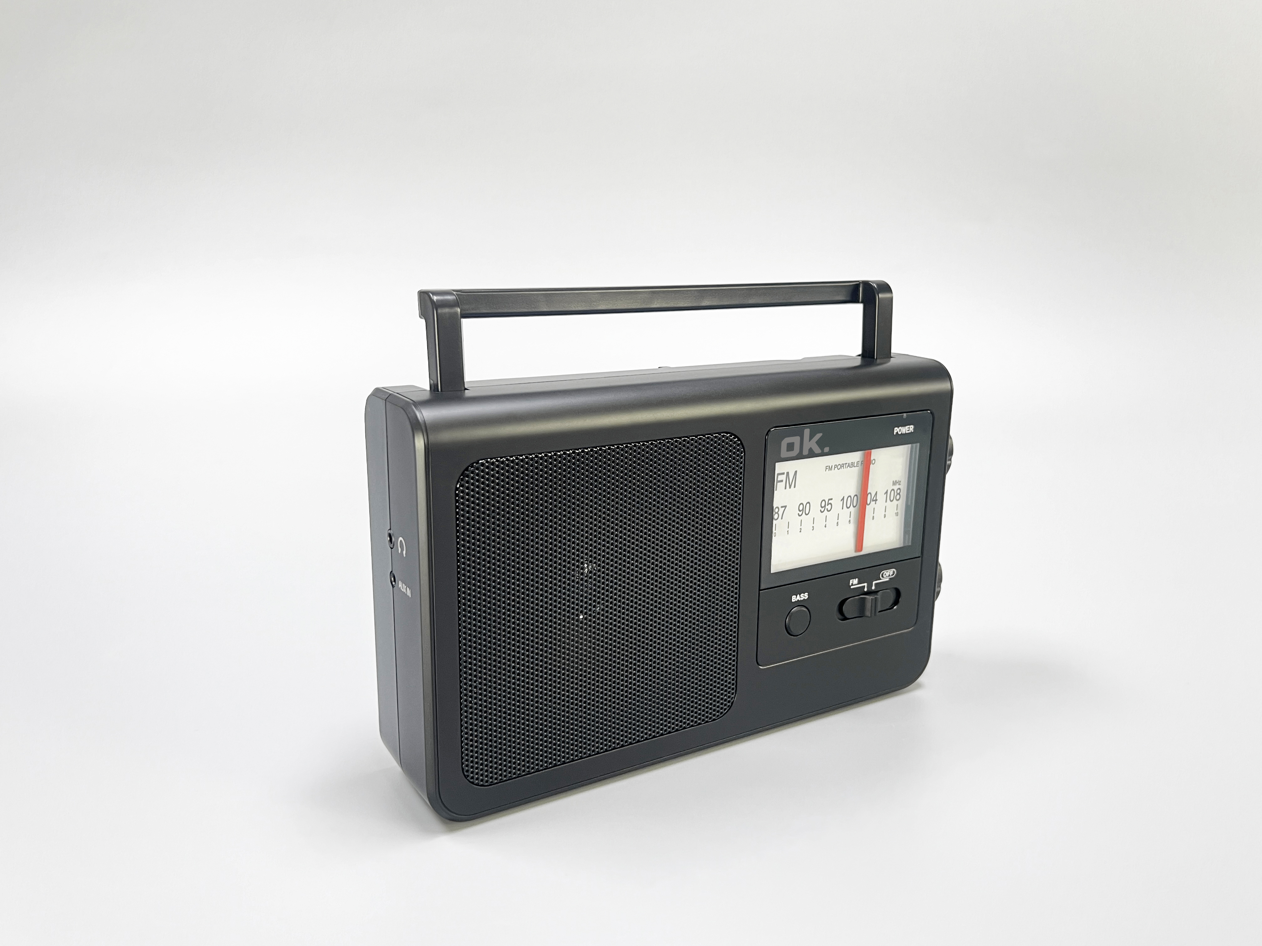 Czarny radioodbiornik z uchwytem, głośnikiem i wyświetlaczem pokazującym częstotliwość radiową.