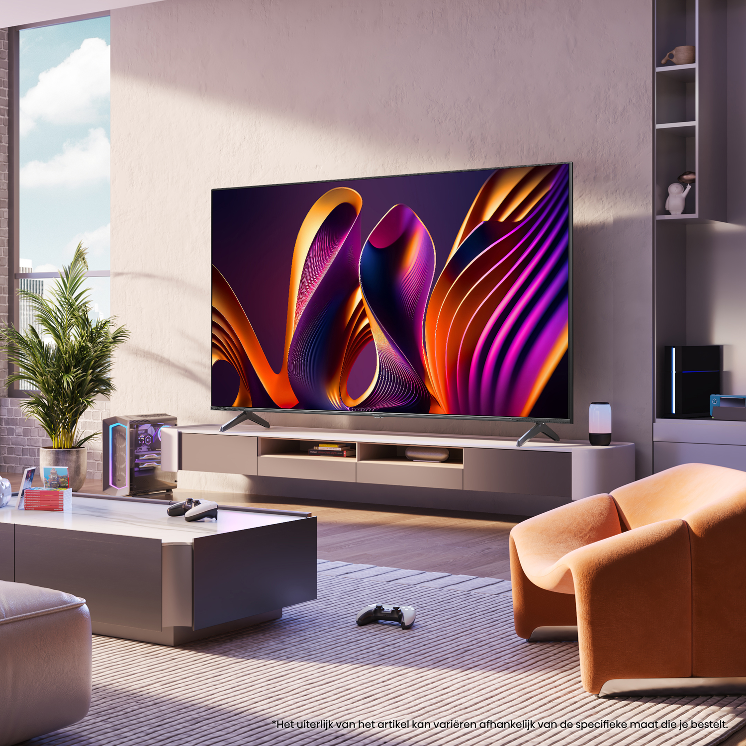 Woonkamer met grote tv die abstracte kunst toont, bank en raam.