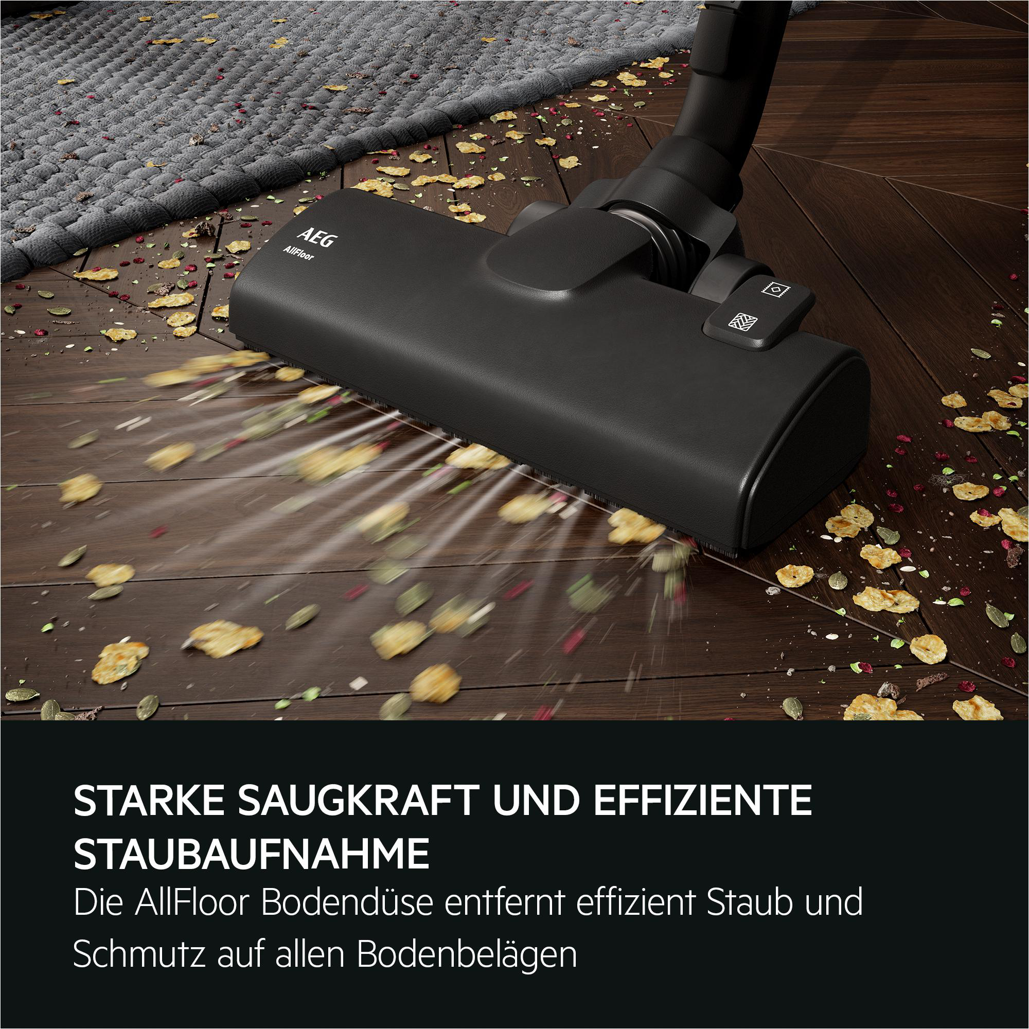 Schwarzer Staubsauger reinigt Holzboden mit Schmutz. Das AEG-Logo ist sichtbar.