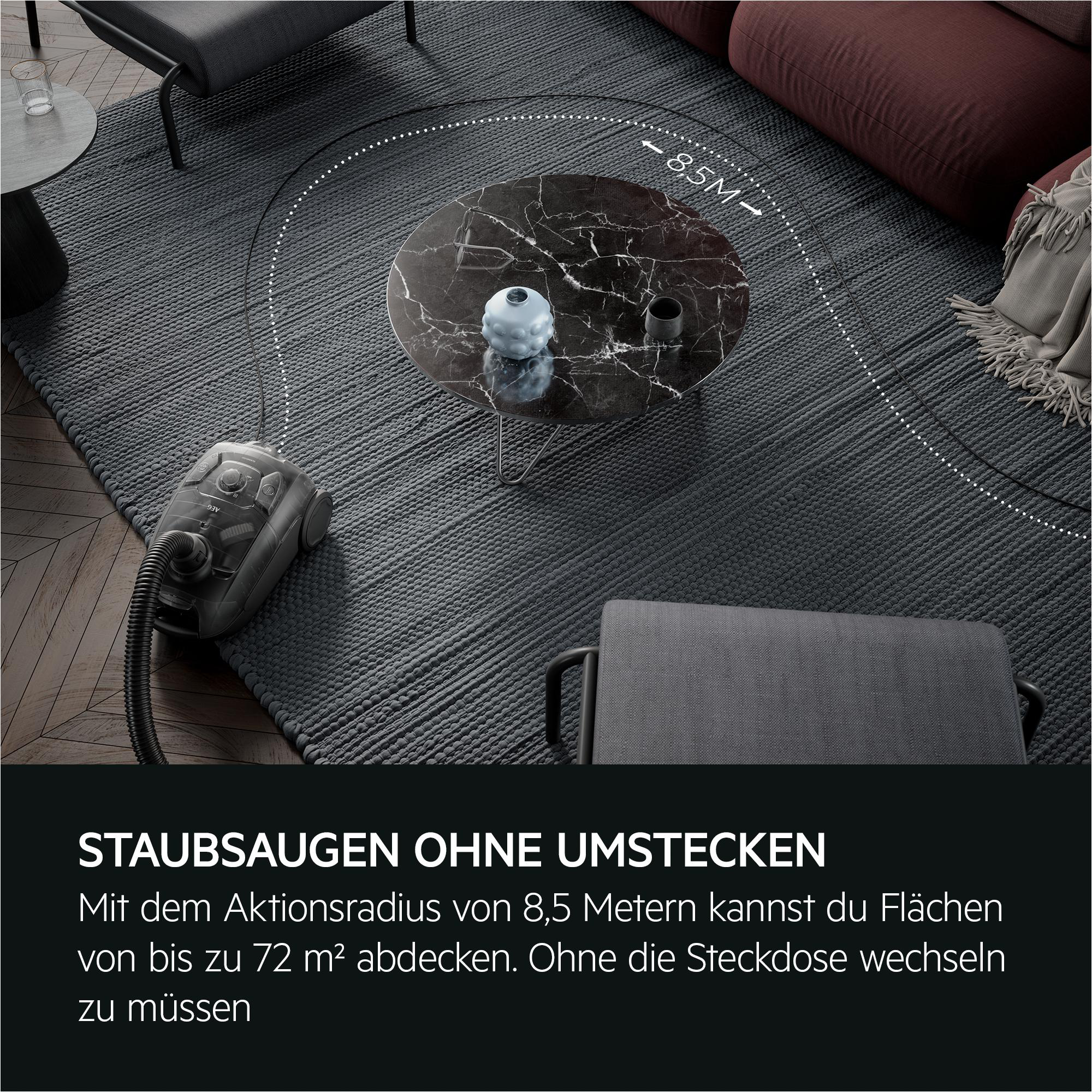 Ein Staubsauger liegt auf einem Teppich in einem Raum. Der Aktionsradius ist 8,5 Meter.