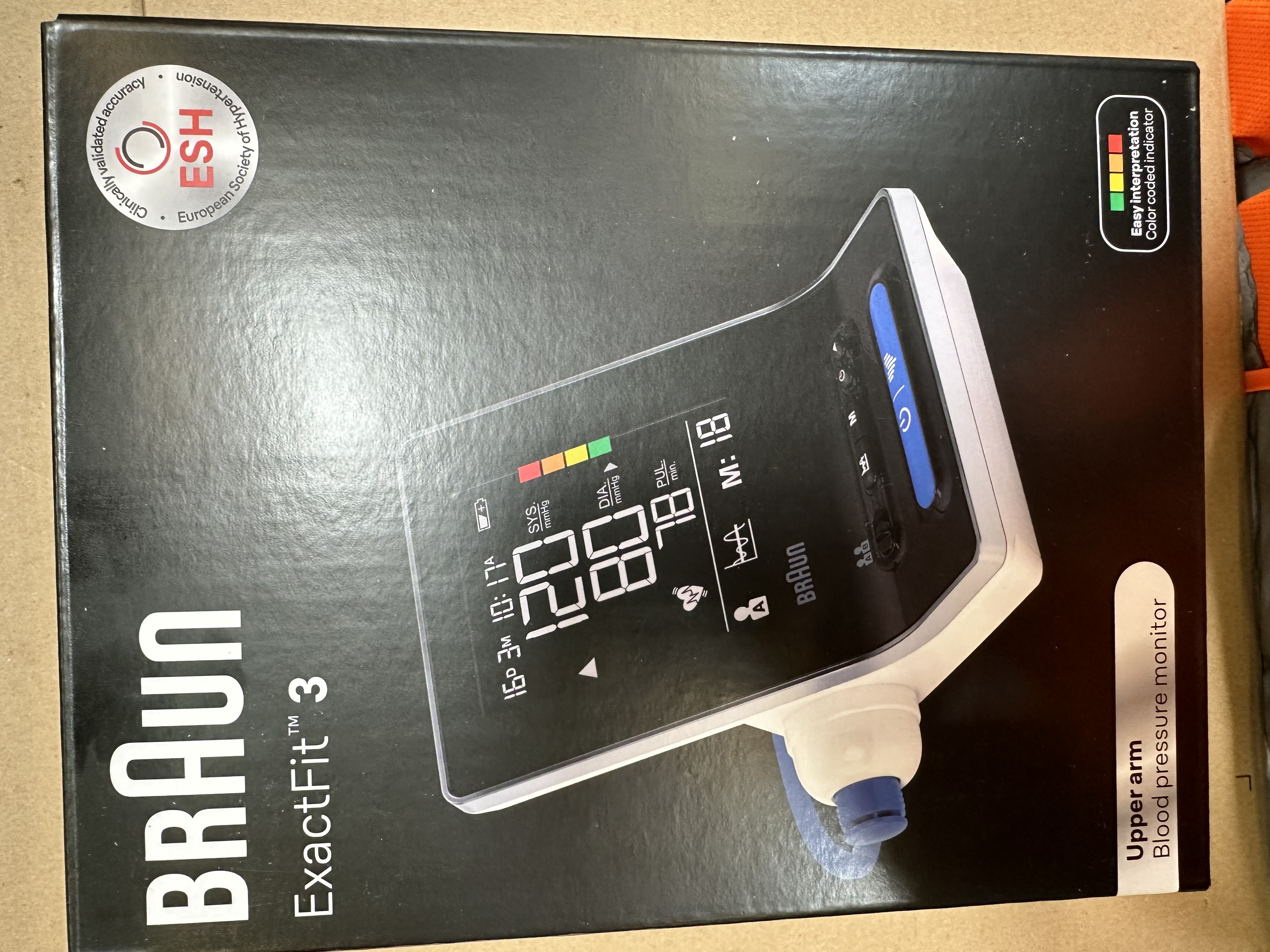 Ciśnieniomierz Braun ExactFit 3 z wyświetlaczem pokazującym odczyty.