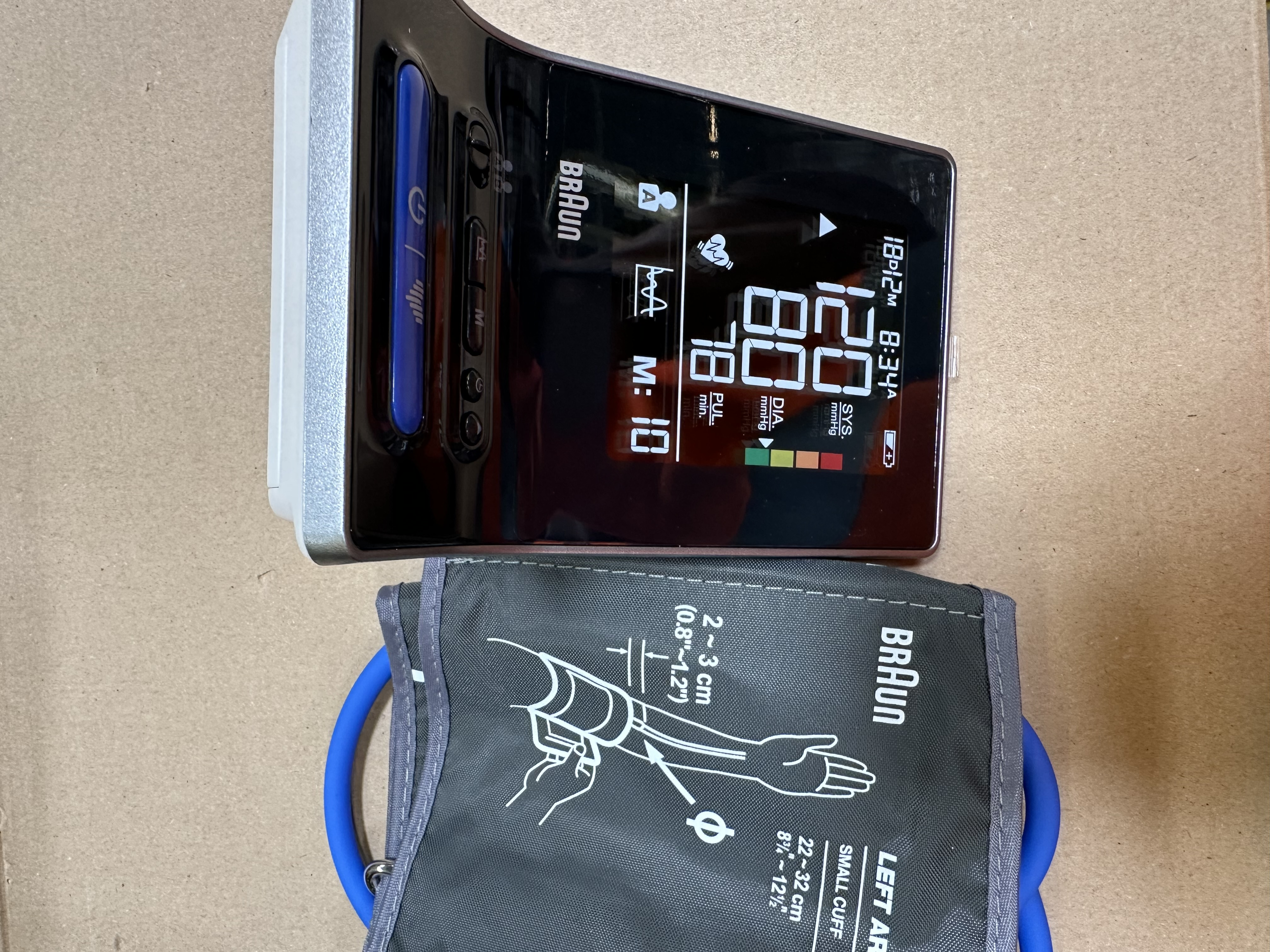 Ciśnieniomierz Braun ExactFit 3 z mankietem i wyświetlaczem.