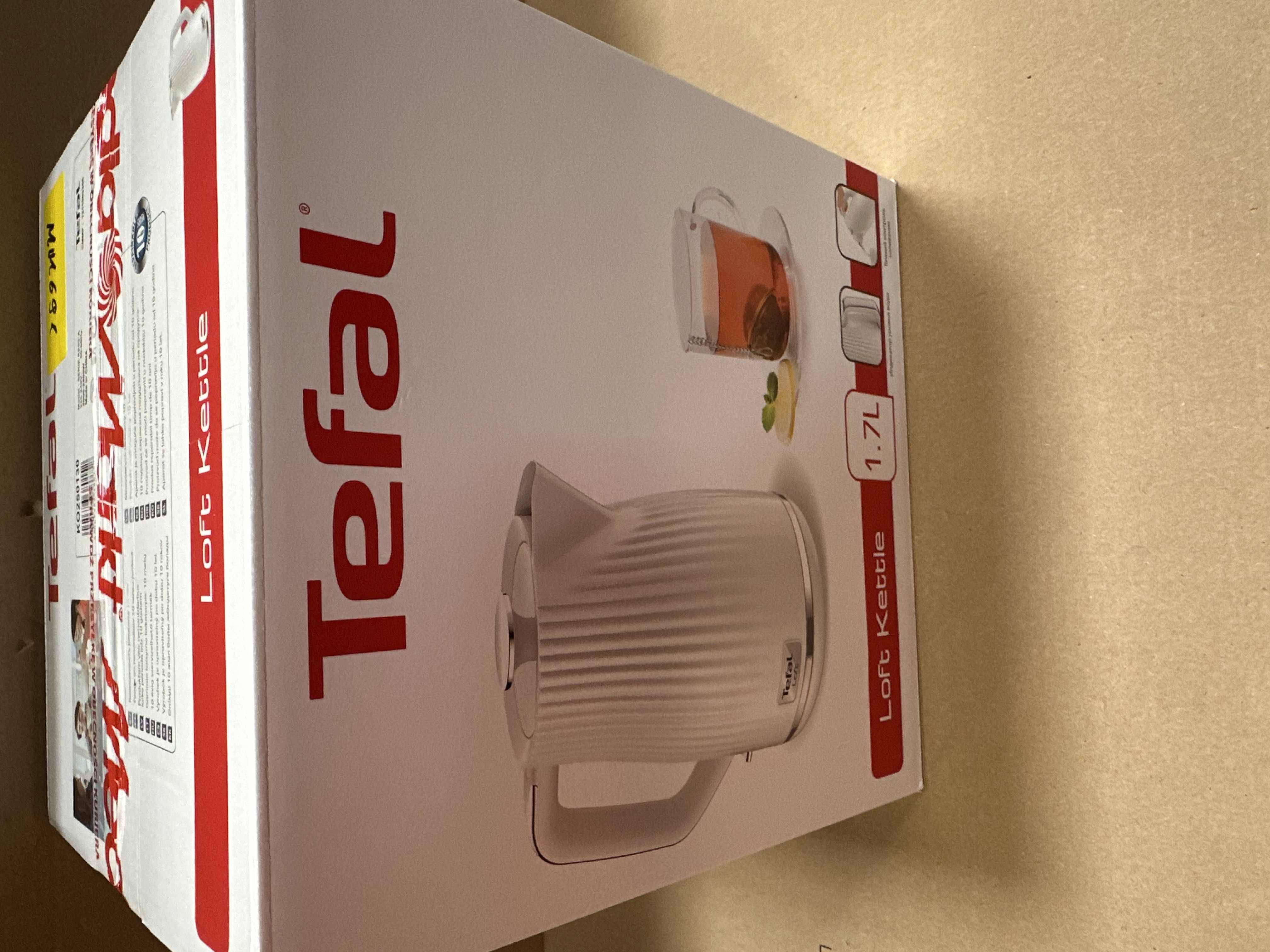 Białe i czerwone pudełko Tefal Loft Kettle ze zdjęciem czajnika i filiżanką herbaty.