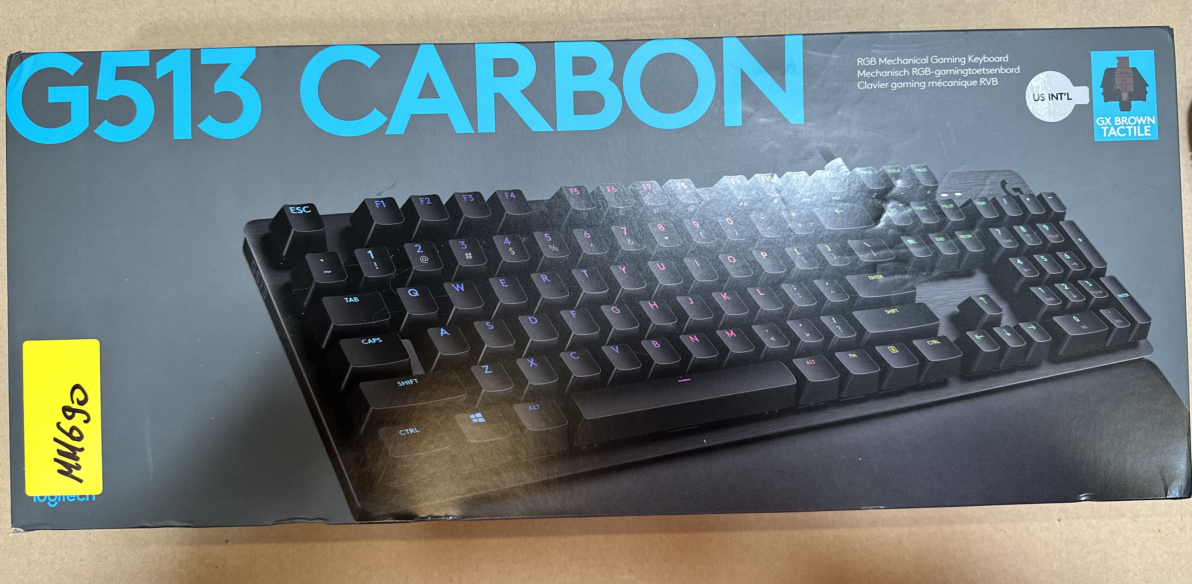 Czarna klawiatura z klawiszami. Na górze klawiatury znajduje się nazwa marki w jasnoniebieskim kolorze.