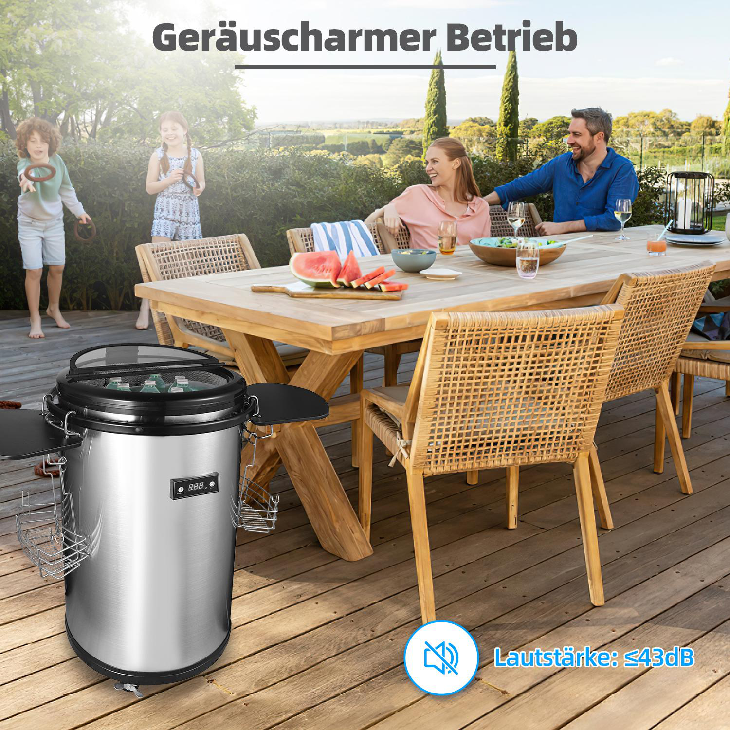 Eine Szene im Freien mit einer Familie, die an einem Tisch mit einem Kühler sitzt. Der Kühler hat Seitentabletts und Körbe.