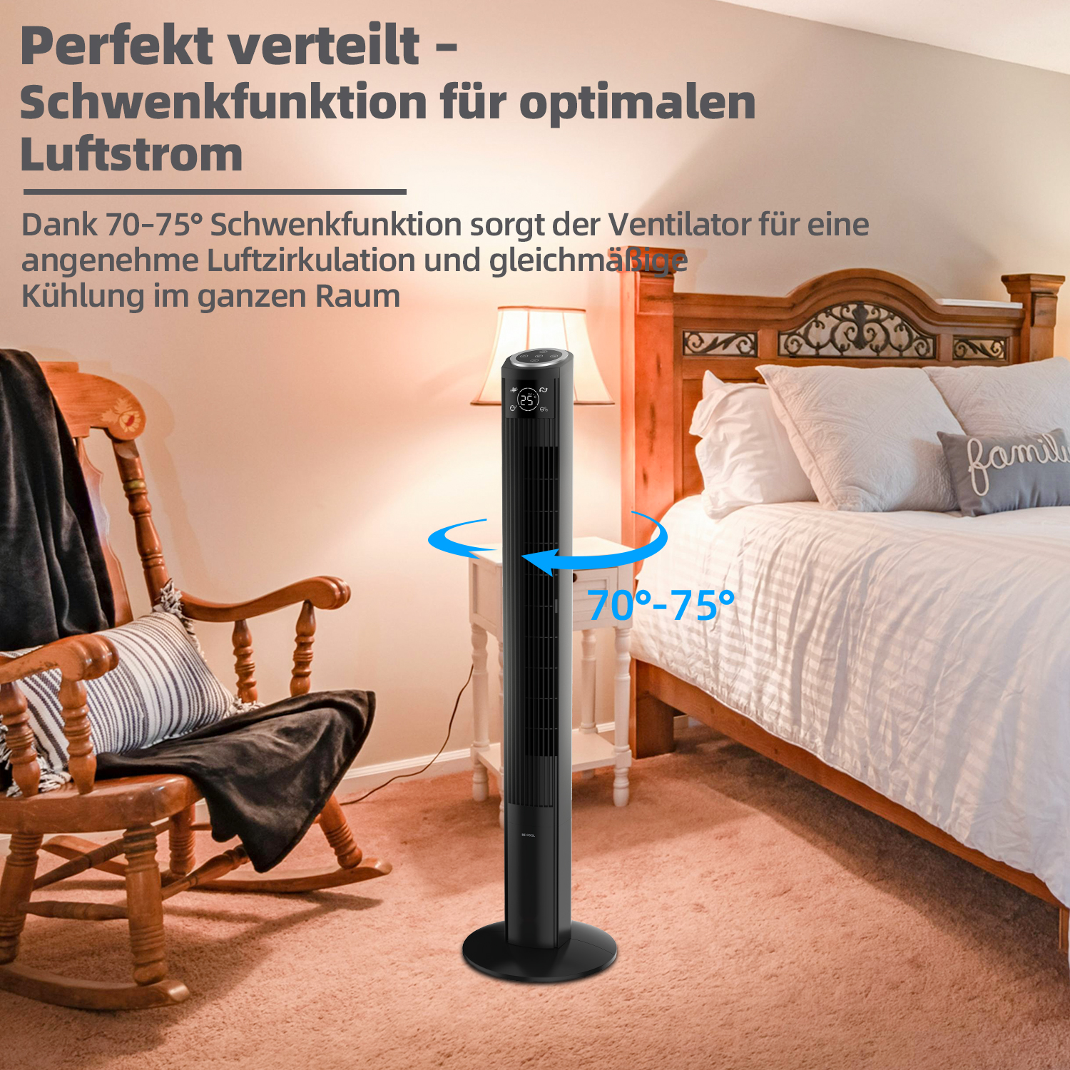 Schwarzer Turmventilator in einem Schlafzimmer. Der Ventilator oszilliert. Das Zimmer hat ein Bett und einen Schaukelstuhl.